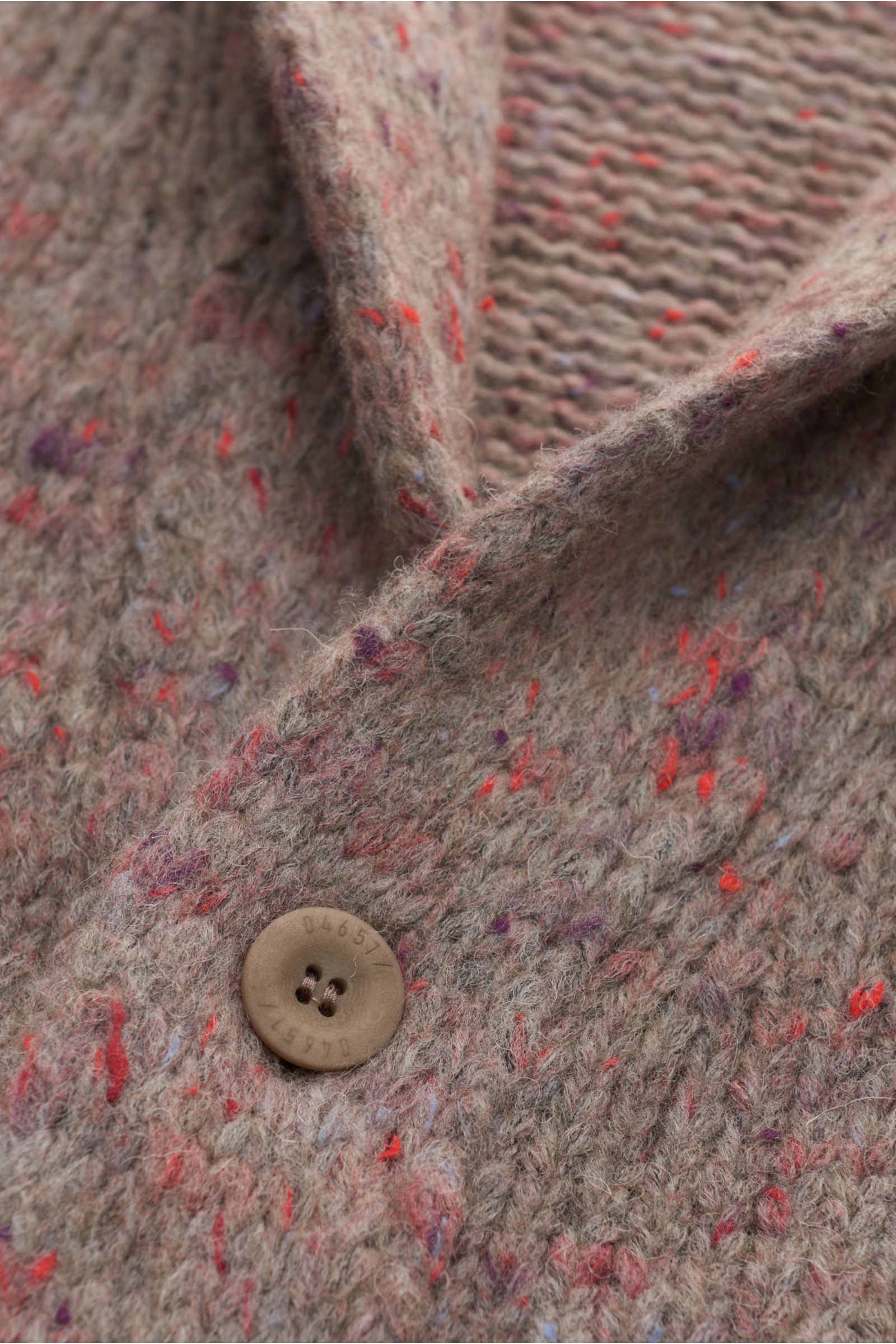 04651/ A trip in a bag Cardigan 'Donegal' grey-brown/light red patterned