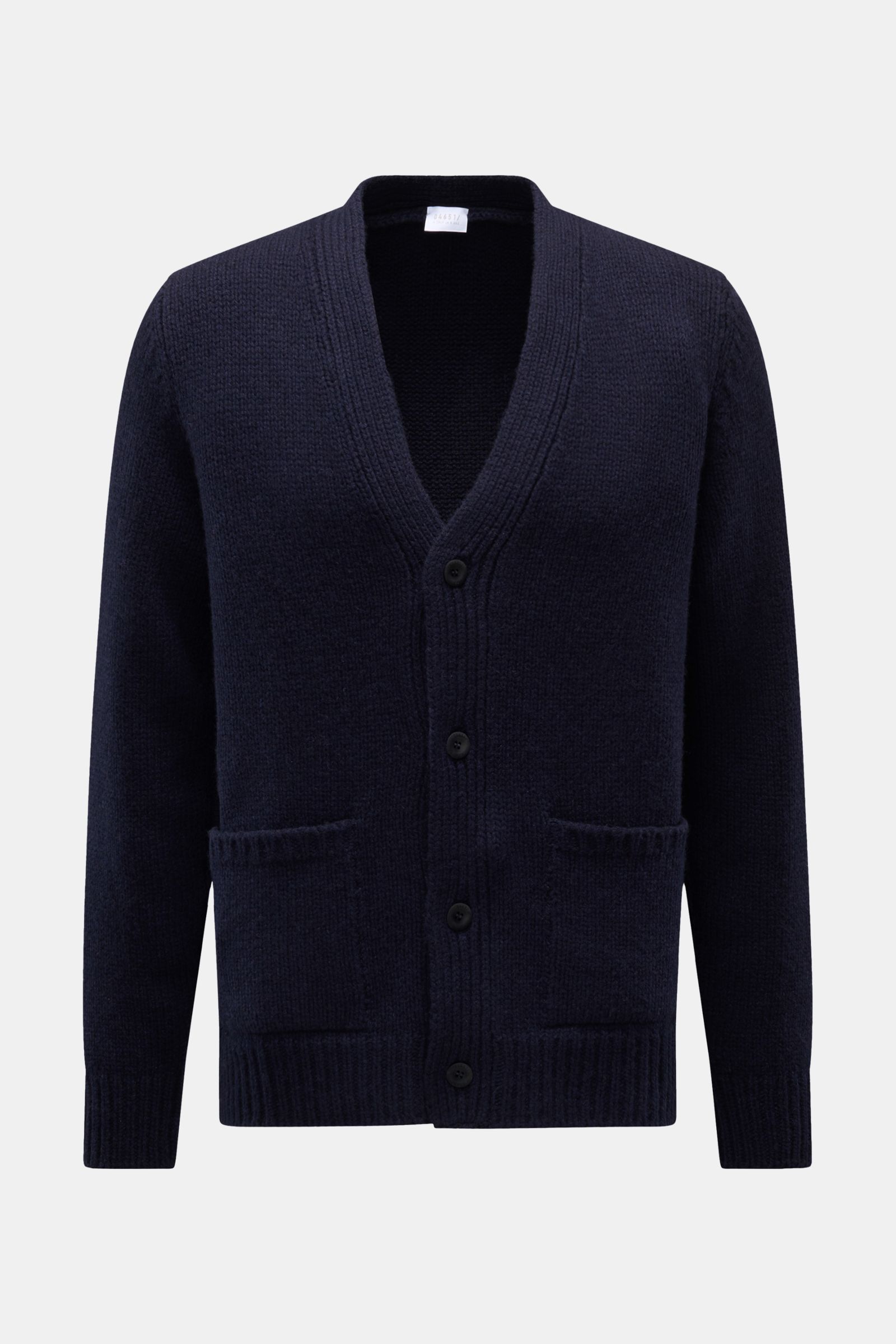 Frontale Nahaufnahme des 04651/ A trip in a bag Cashmere Cardigan navy aus reinem Cashmere mit sehr weichem Griff, grobem Strickbild, Slim Fit, V-Ausschnitt, Vier-Knopf-Leiste, aufgesetzten Hüfttaschen und komfortablen Rippbündchen.
