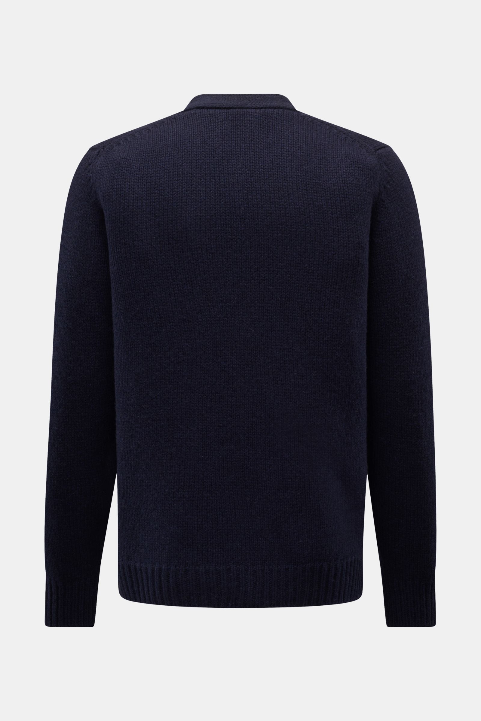 Rückansicht des 04651/ A trip in a bag Cashmere Cardigan navy aus reinem Cashmere mit grobem Strickbild, Slim Fit, V-Ausschnitt, vier Knöpfen, aufgesetzten Hüfttaschen und Rippbündchen, sehr weicher Griff.