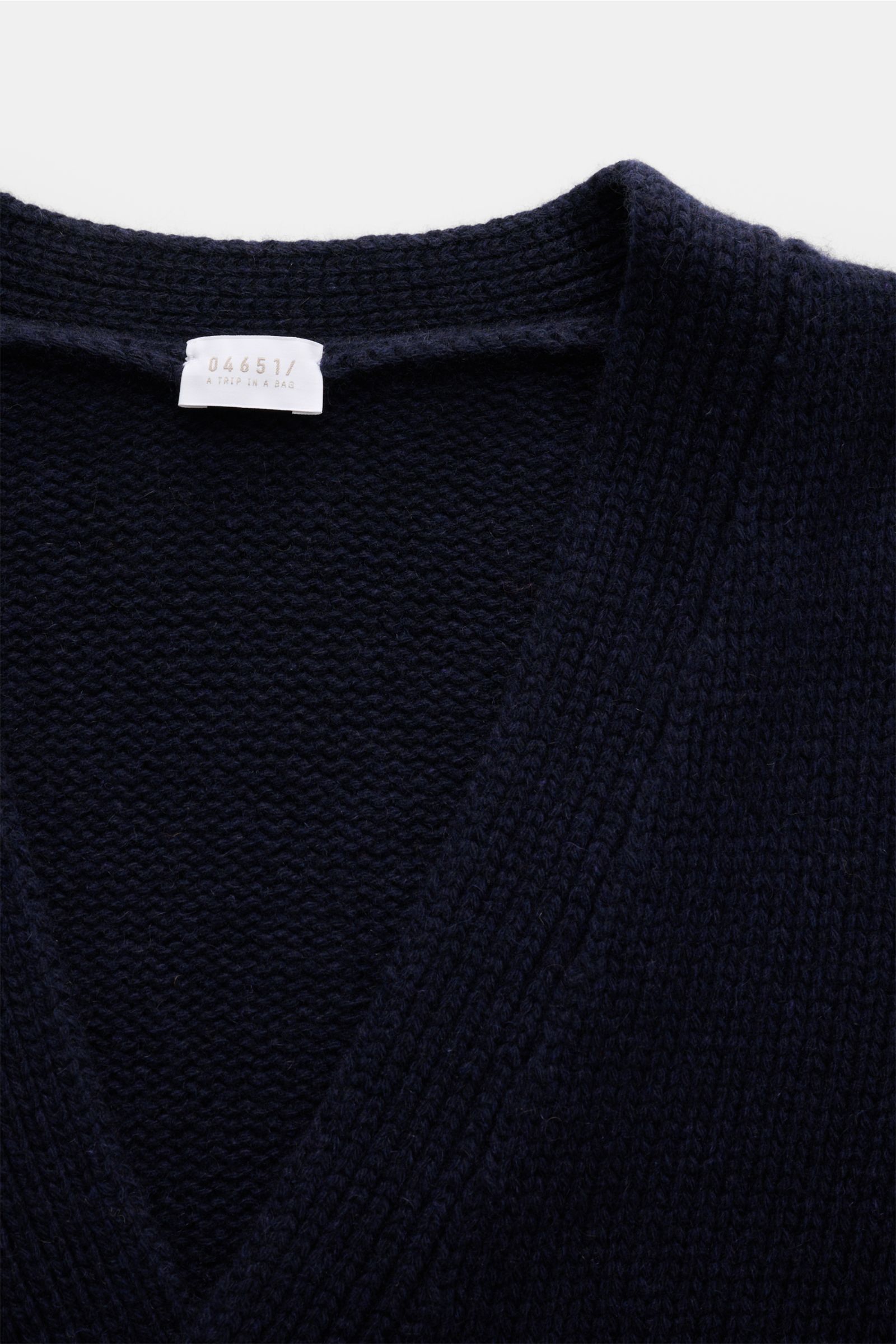 Nahaufnahme von 04651/ A trip in a bag Cashmere Cardigan navy mit V-Ausschnitt, Slim Fit, grobem Strickbild und reiner Cashmere-Qualität.