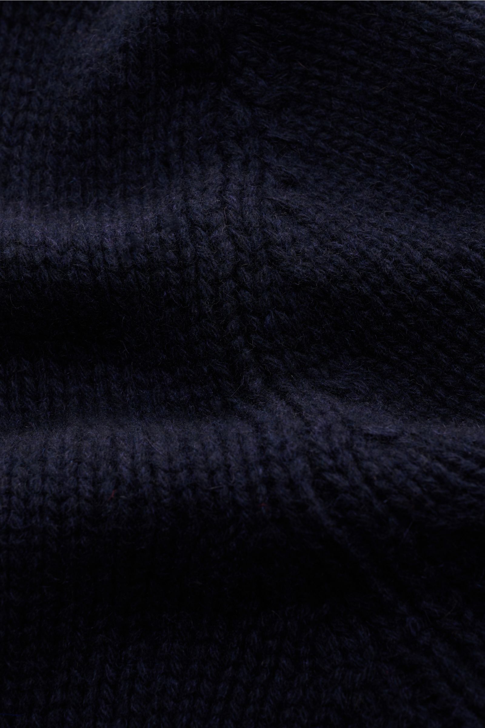 Nahaufnahme des grob gestrickten 04651/ A trip in a bag Cashmere Cardigan navy aus reiner Cashmere mit sehr weichem Griff, Slim Fit, V-Ausschnitt, Vier-Knopf-Leiste, aufgesetzten Hüfttaschen und komfortablen Rippbündchen.