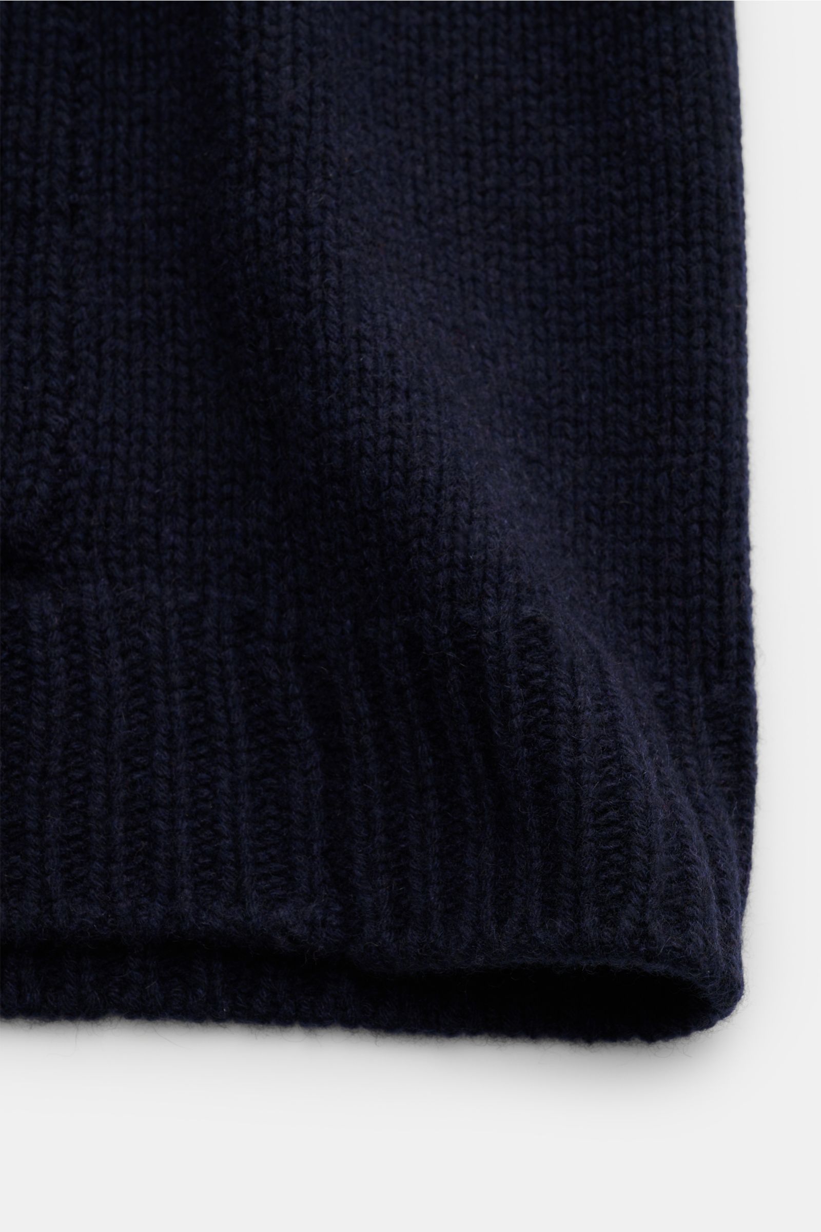 04651/ A trip in a bag Cashmere Cardigan navy Detailaufnahme des groben Strickbilds mit reiner Cashmere-Qualität, sehr weichem Griff und Rippbündchen.