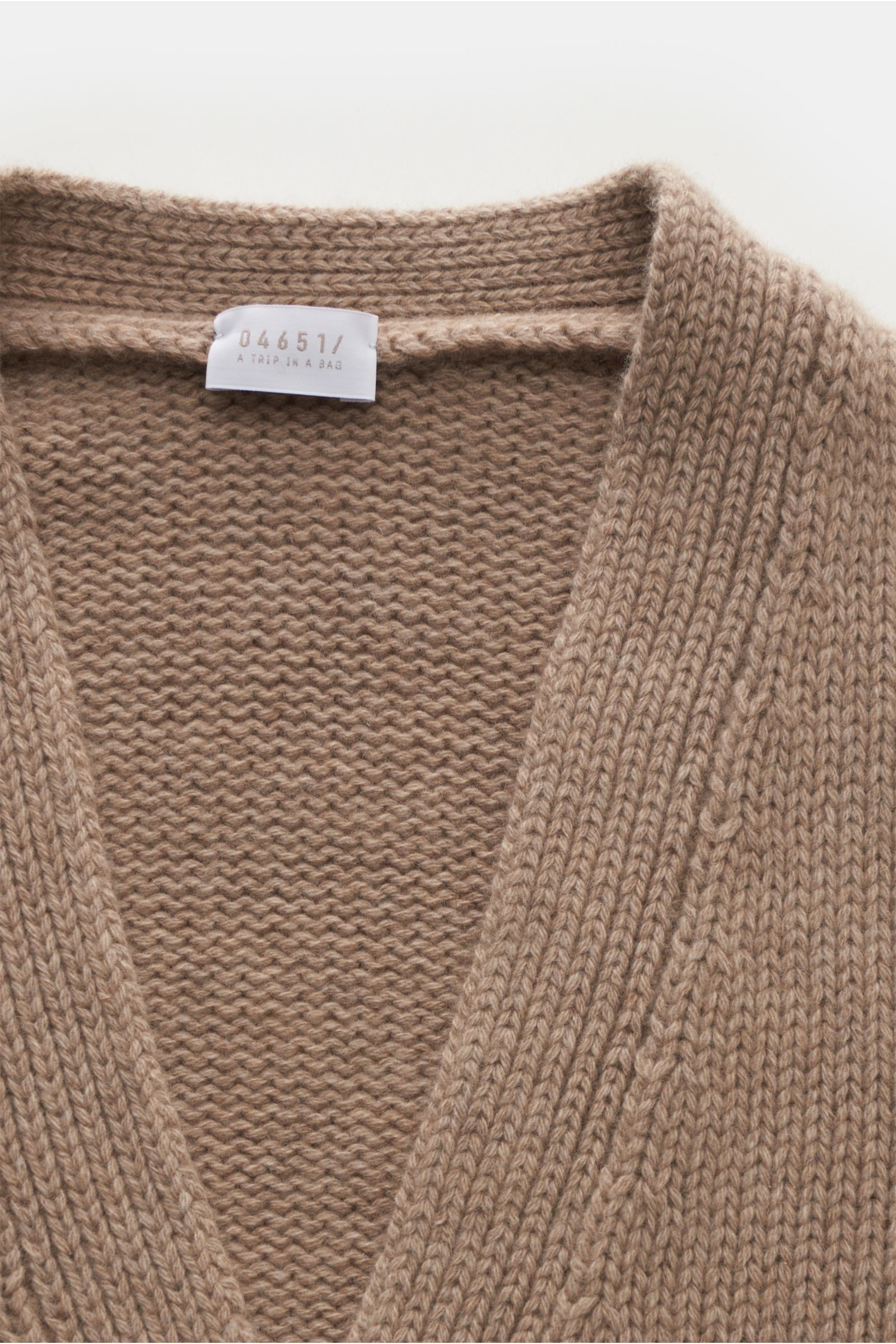 04651/ A trip in a bag Cashmere cardigan sand