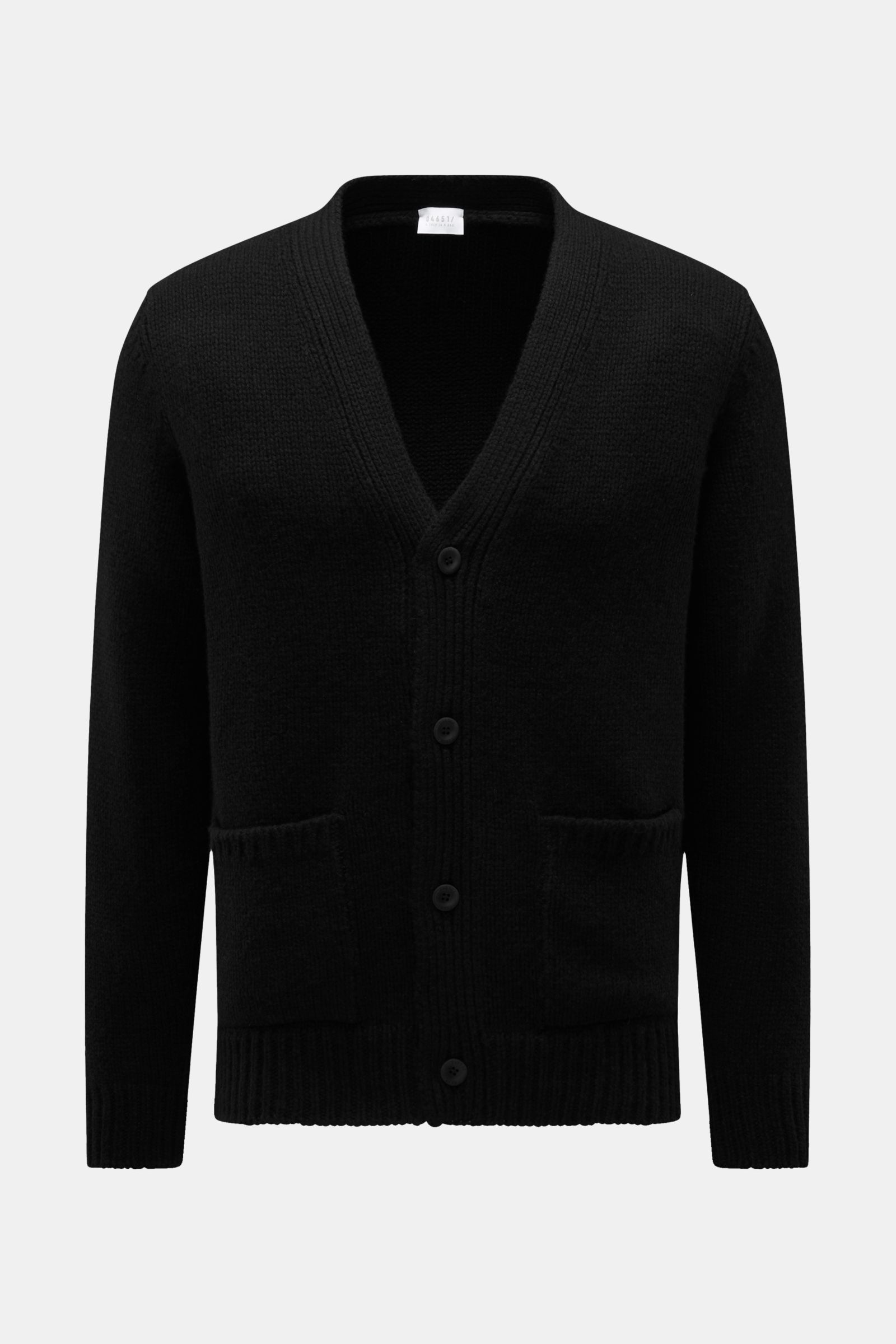 Frontale Aufnahme des 04651/ A trip in a bag Cashmere Cardigan schwarz, reiner Cashmere, sehr weicher Griff, grobes Strickbild, Slim Fit, V-Ausschnitt, Vier-Knopf-Leiste, aufgesetzte Hüfttaschen, komfortable Rippbündchen.