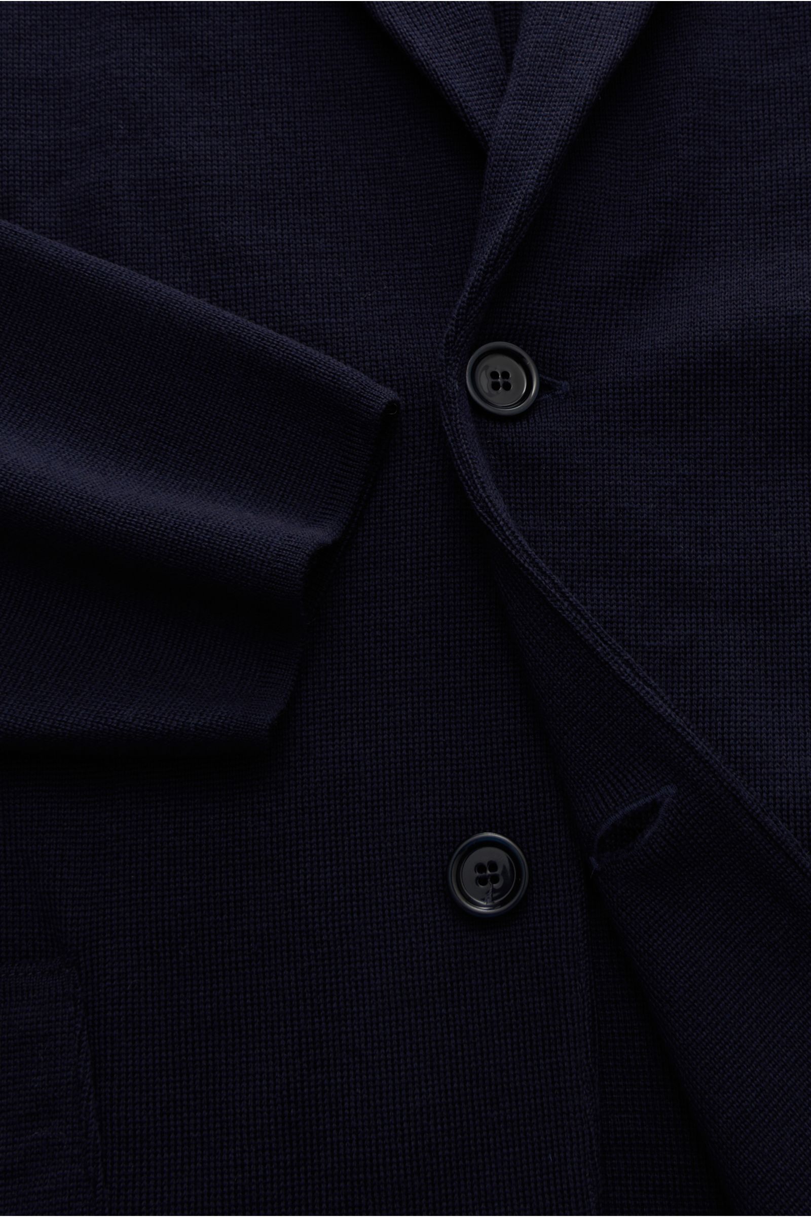 Lardini Strickblazer navy aus reiner Wolle, Slim Fit, taillierter Zwei-Knopf-Stil mit Revers und Blütenpin, Detailfoto von oben.