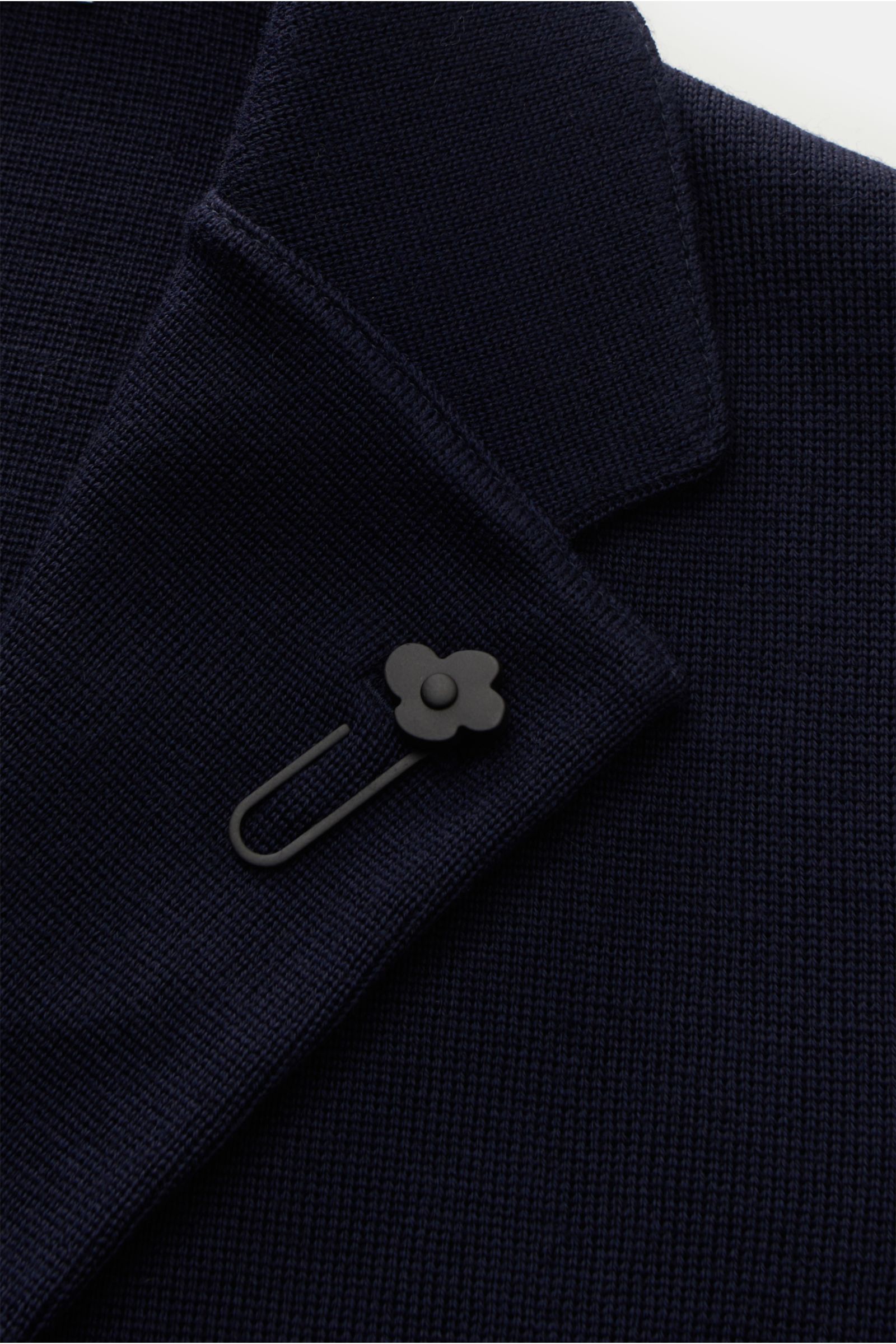 Nahaufnahme des Lardini Strickblazer navy mit klassischem Revers, Blütenpin, feinem Strickbild aus reiner Wolle, Slim Fit und weichem Griff.
