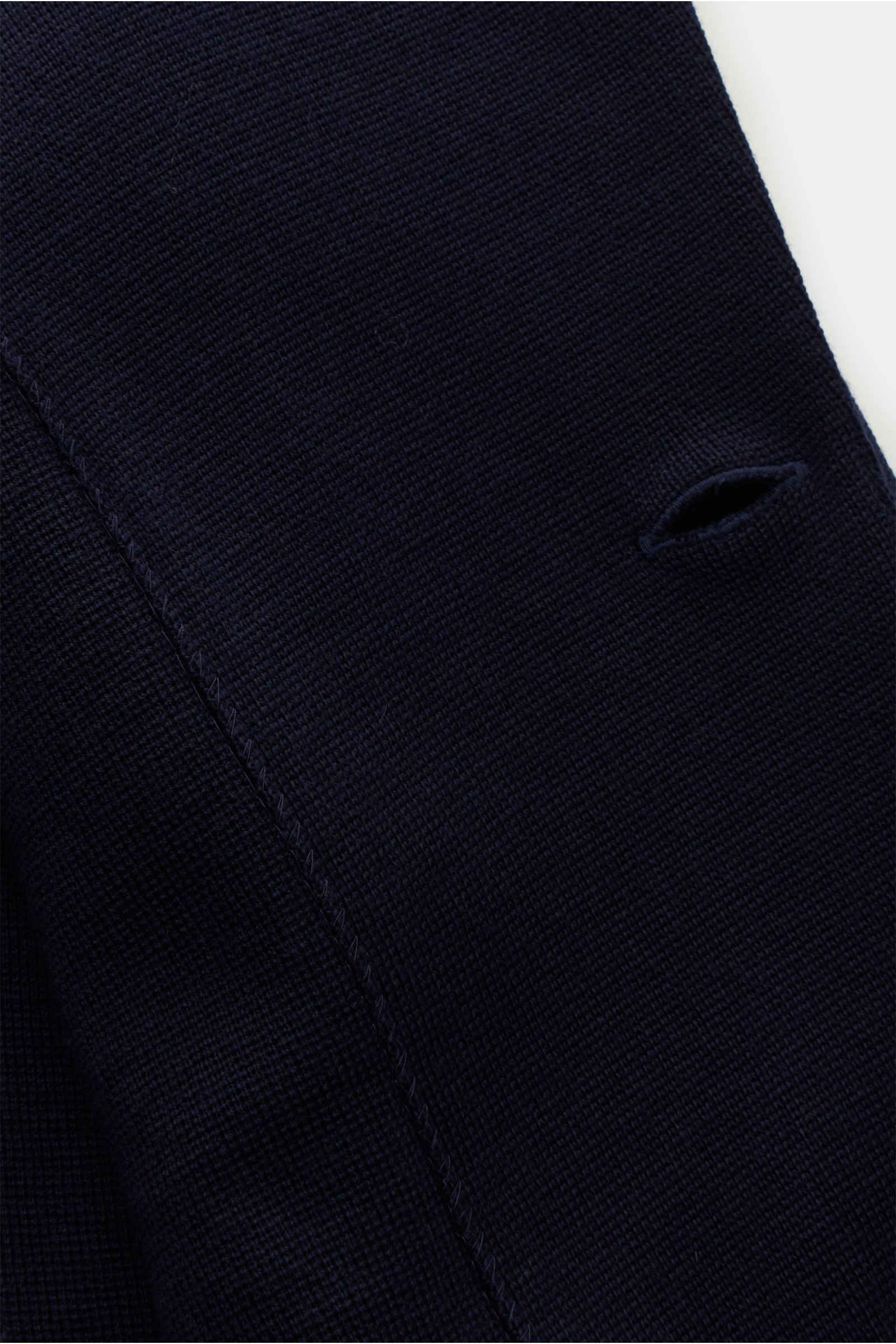 Nahaufnahme des Lardini Strickblazer navy aus feinem, weichem Strickbild mit Knopflöchern, reiner Wolle, Slim Fit und klassischer Silhouette.
