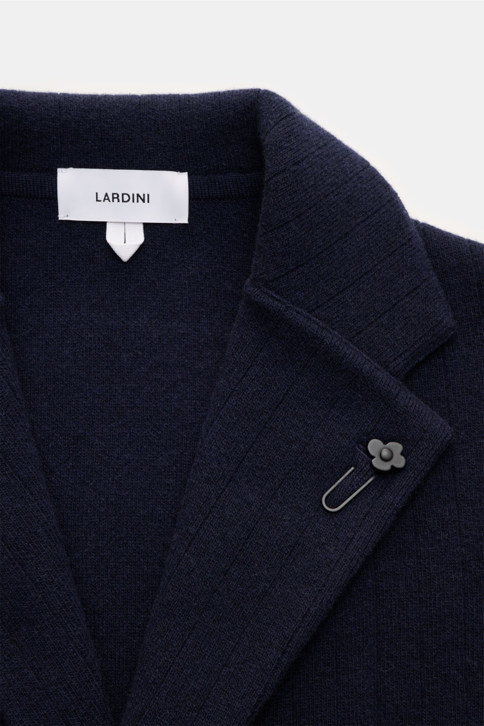 Lardini Strickblazer navy, Nahaufnahme von tailliertem Strickblazer aus Wolle-Cashmere mit breiter Rippe, Blütenpin am Revers, Slim Fit, weicher Griff.