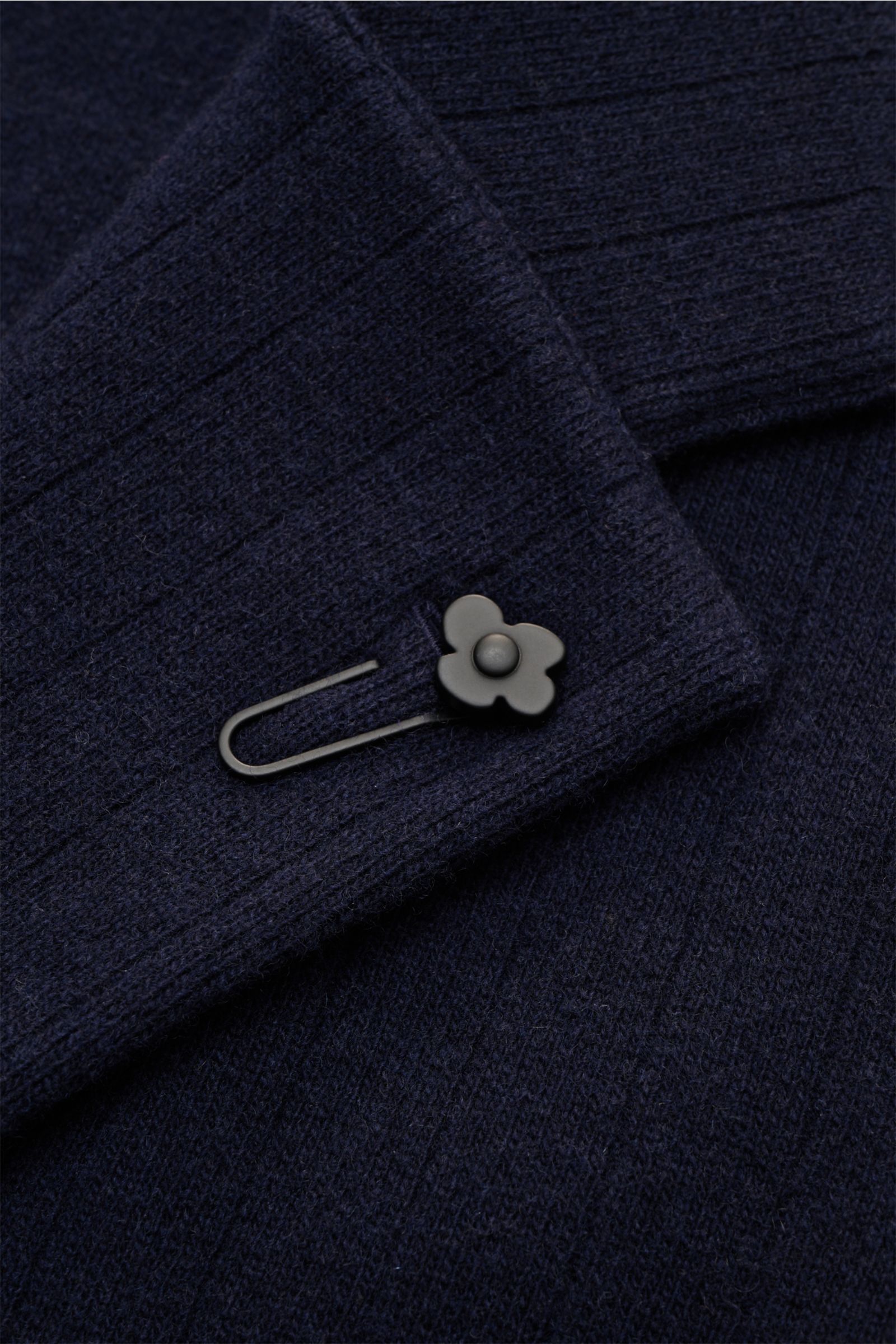 Nahaufnahme des taillierten Lardini Strickblazer navy aus Wolle-Cashmere-Mix mit feinem Rippenstrick und Blütenpin am Revers.