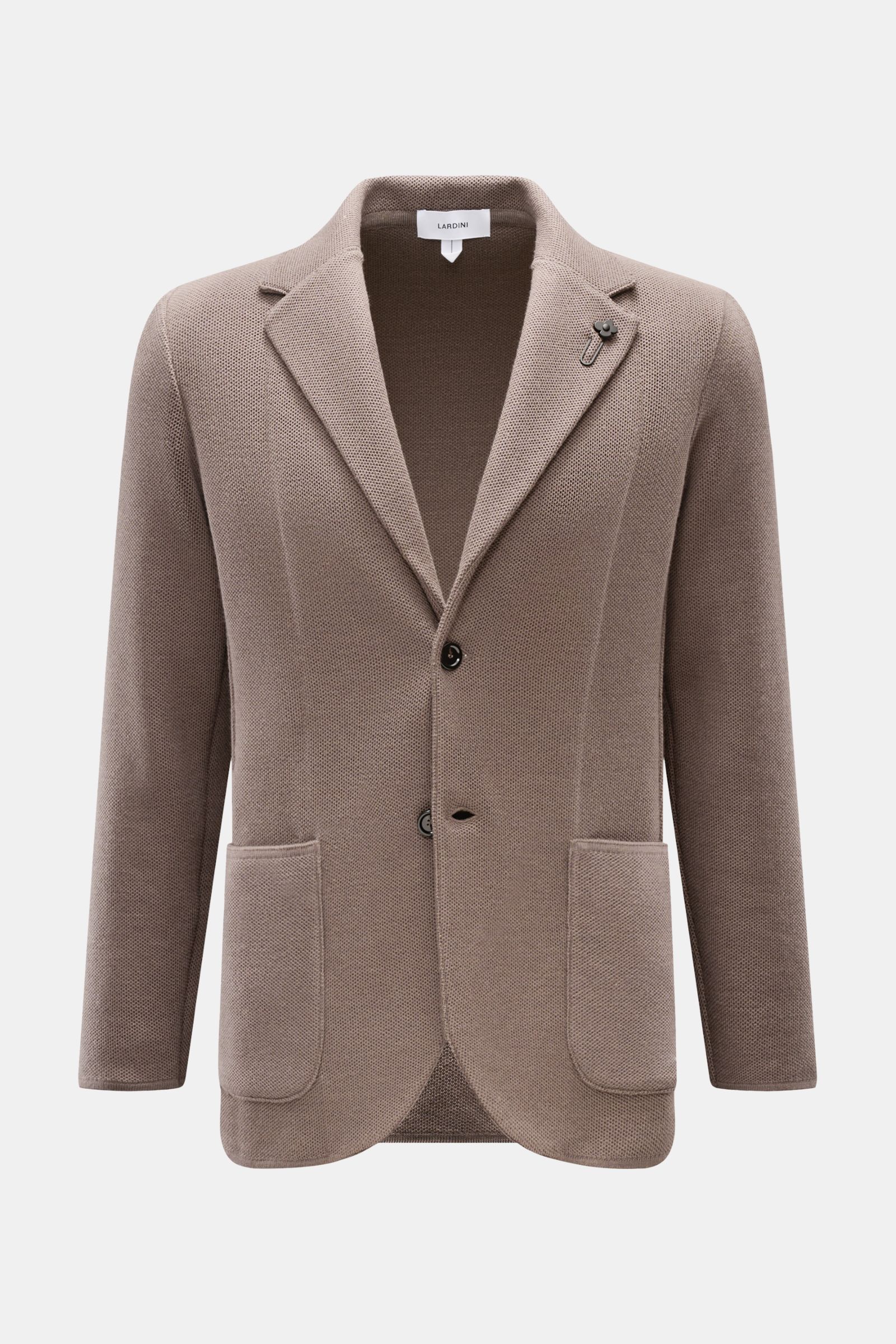 Lardini Strickblazer graubraun, taillierter Slim Fit, aus Wolle, Seide, Cashmere, mit strukturierter Oberfläche, Blütenpin am Revers, frontale Perspektive.