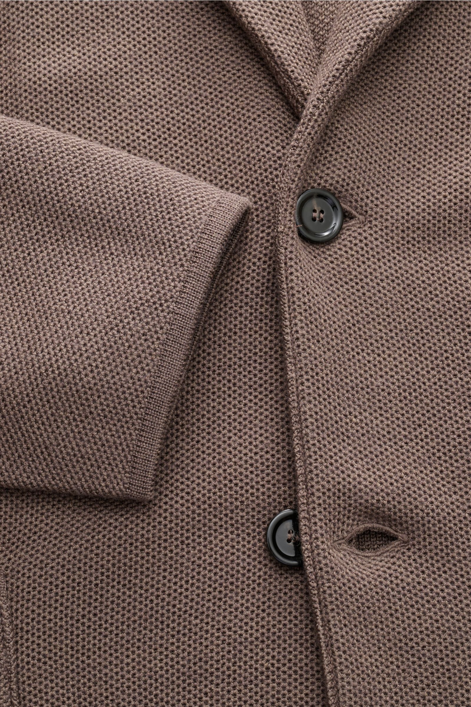 Nahaufnahme des Lardini Strickblazer graubraun aus tailliertem Slim Fit Strick mit Wolle, Seide, Cashmere, zwei Knöpfen und Blütenpin am Revers.