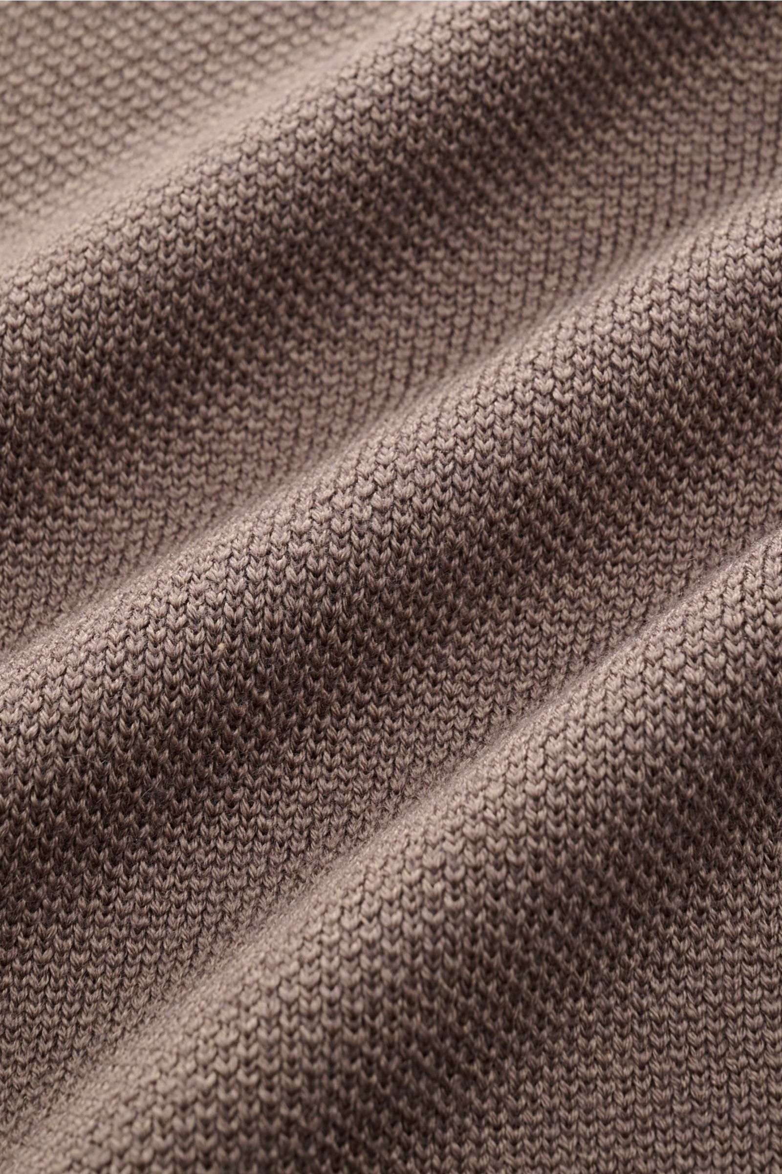 Nahaufnahme des fein strukturierten, graubraunen Lardini Strickblazer aus Wolle, Seide und Cashmere mit weichem Griff.