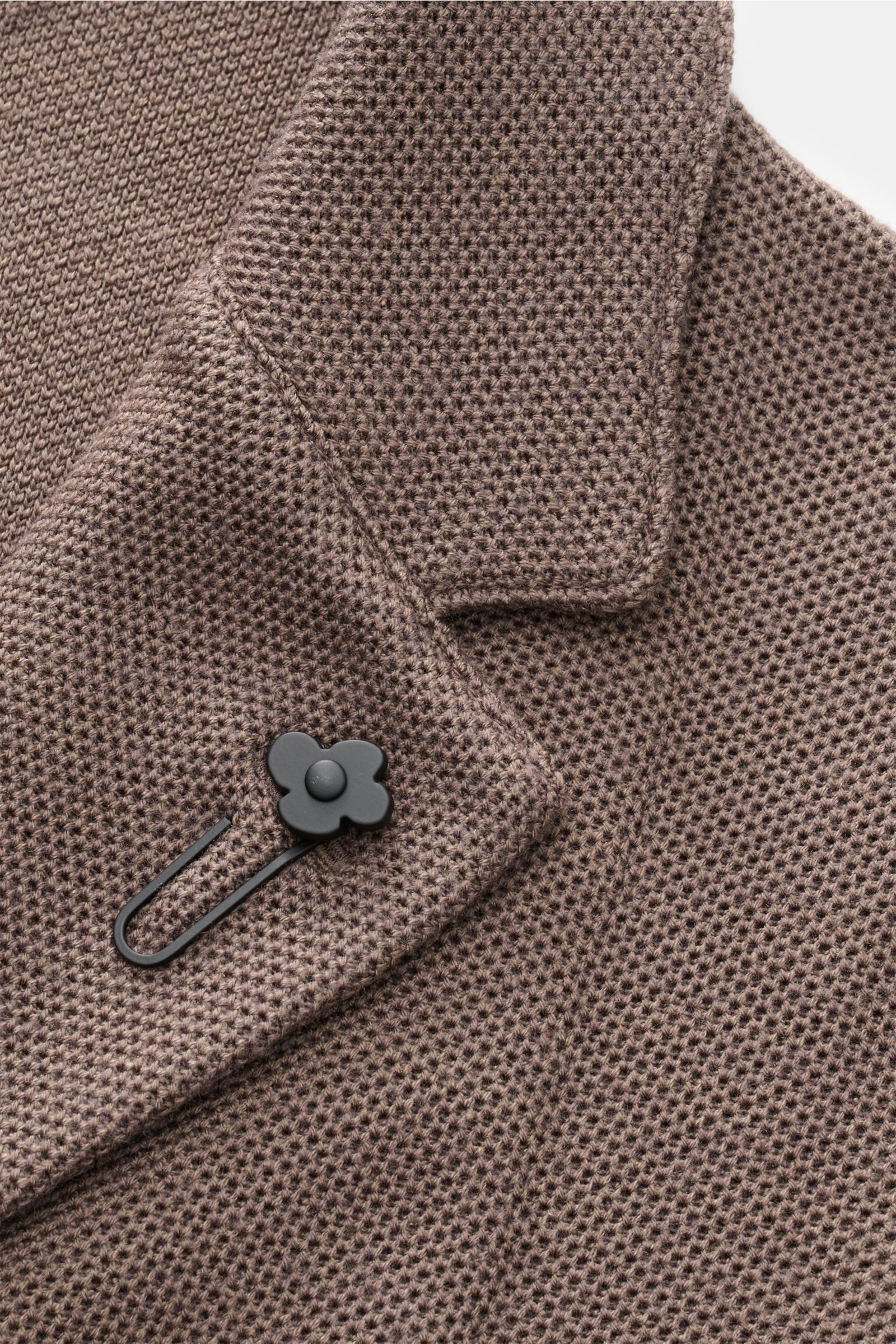 Nahaufnahme des graubraunen Lardini Strickblazers aus Wolle, Seide und Cashmere, taillierter Slim Fit mit markanter Struktur und Blütenpin am Revers.