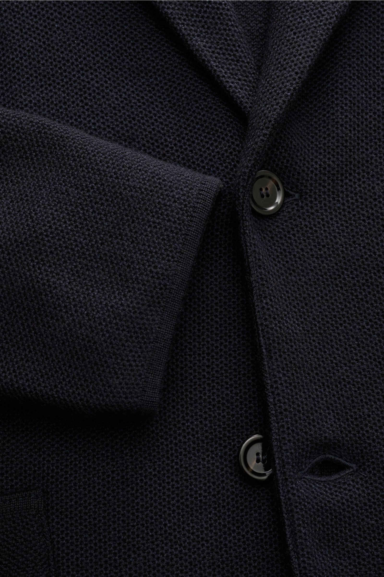 Lardini Strickblazer navy, taillierter Slim Fit aus Wolle, Seide, Cashmere, fein strukturiert, Zwei-Knopf-Stil, Revers mit Blütenpin, seitliche Taschen, Detailaufnahme frontal.