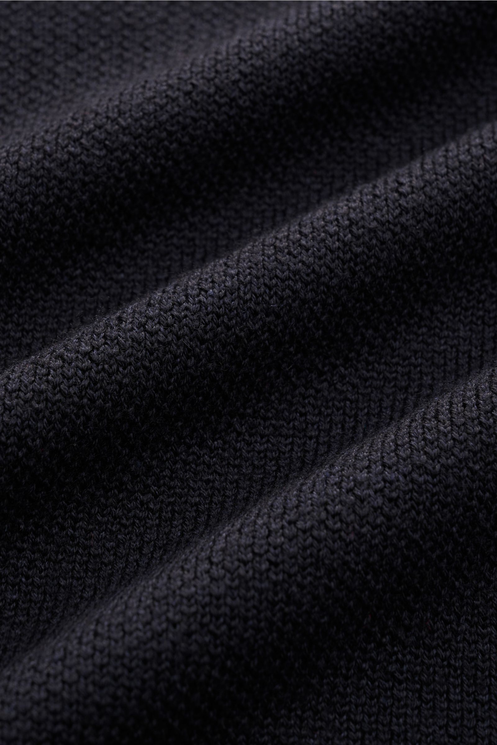 Nahaufnahme des fein strukturierten navy Strickstoffs des Lardini Strickblazer navy aus Wolle, Seide und Cashmere.