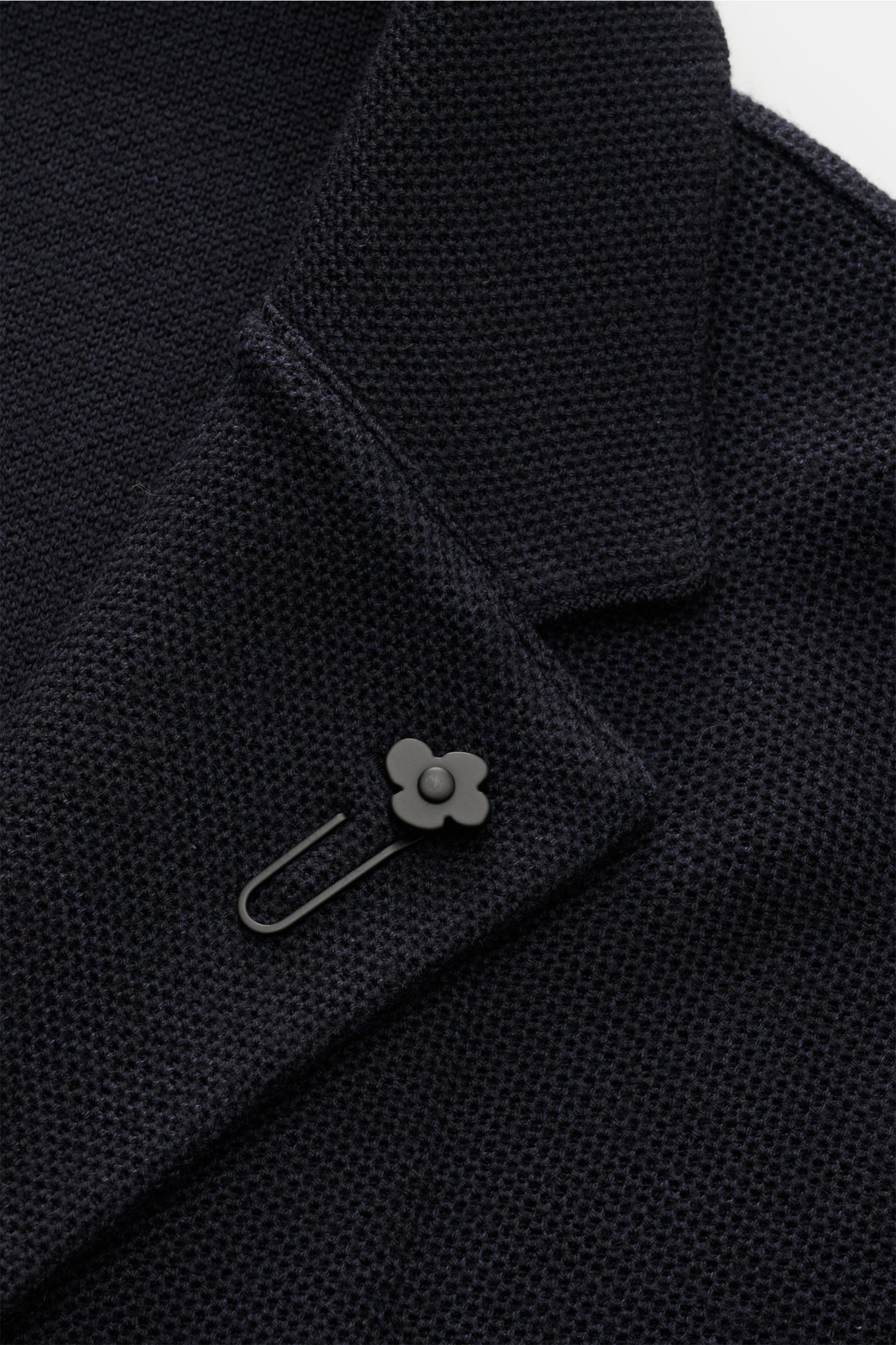 Lardini Strickblazer navy Nahaufnahme des taillierten Revers mit Blütenpin, weicher Wolle-Seide-Cashmere-Struktur und Slim Fit.