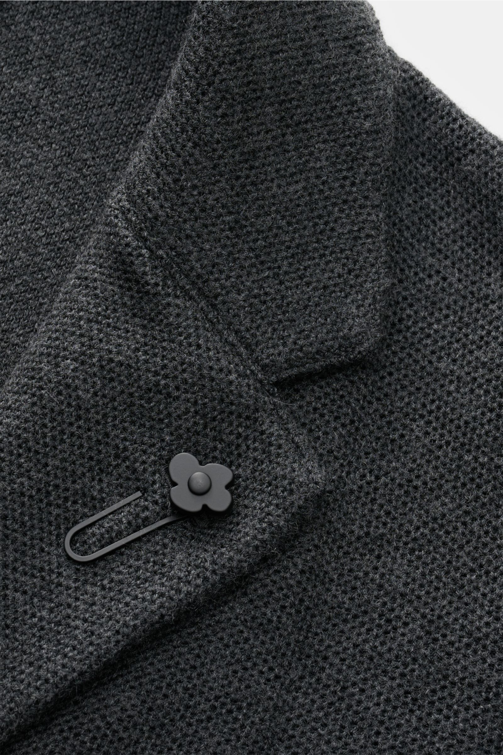 Close-up top-down view of the finely textured knit fabric and flower pin on the lapel of the Lardini Knit blazer dark grey mottled.

Stylish knitwear with character: This fitted knit blazer by LARDINI in a luxurious blend of wool, silk and cashmere has