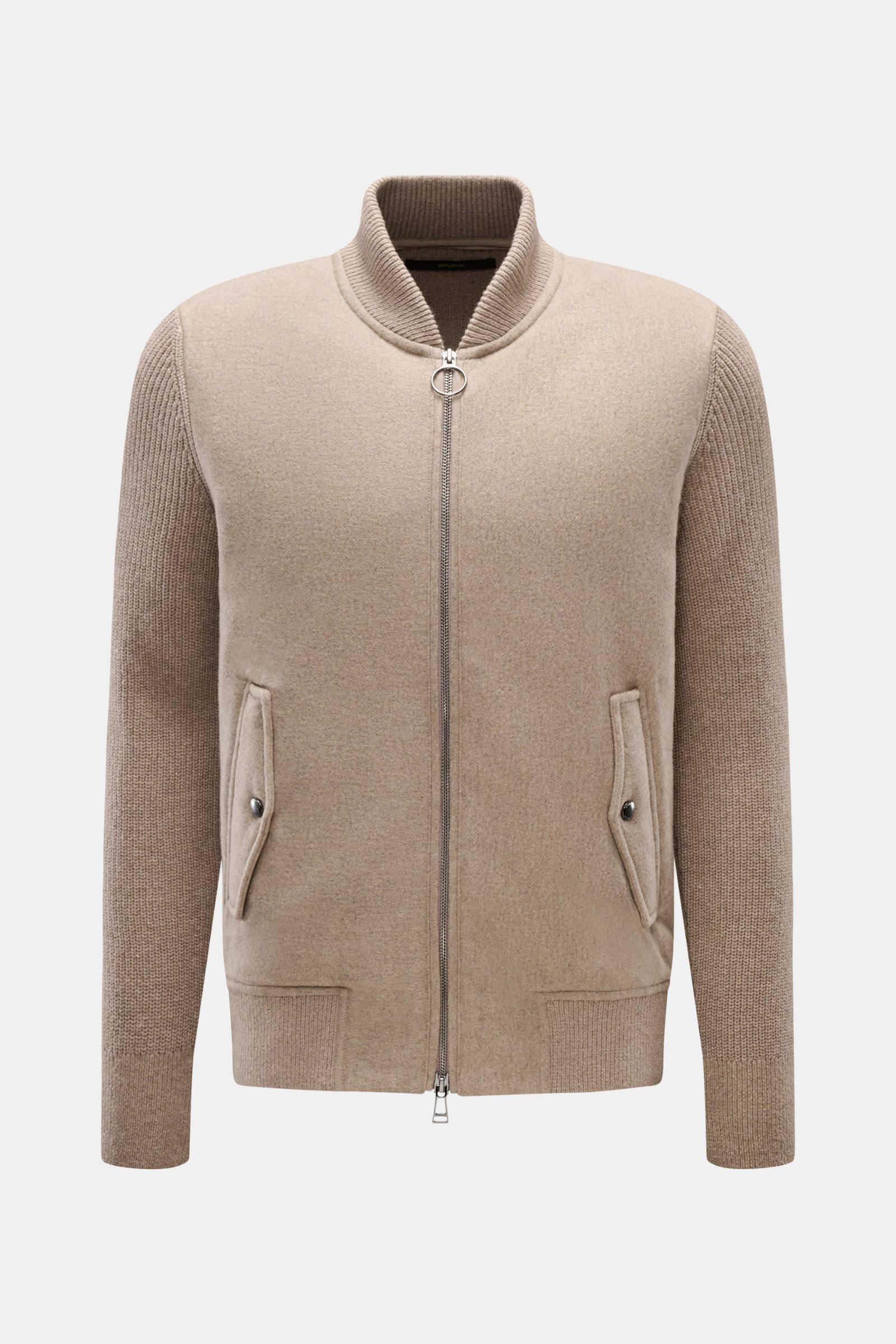 Windsor Cashmere Strick-Blouson 'Ecosio' beige, frontal fotografiert, mit leicht wattierter Front, Rippstrick-Ärmeln, Blousonkragen, Reißverschluss, Patten-Taschen.