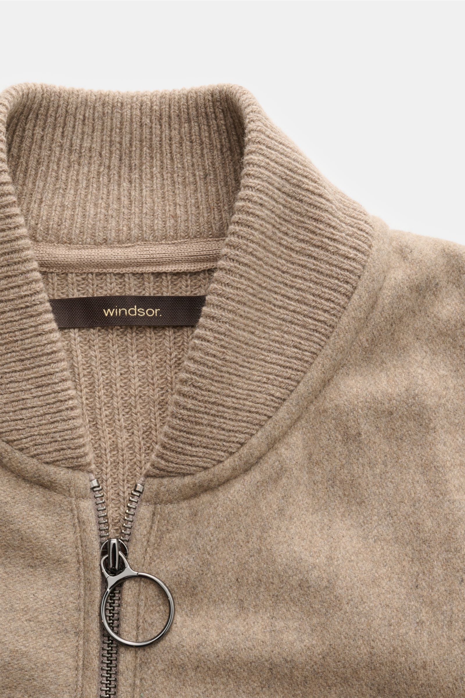 Windsor Cashmere Strick-Blouson 'Ecosio' beige, Detailaufnahme von oben, weicher Rippkragen, zwei-Wege-Reißverschluss, leicht wattierte Front.