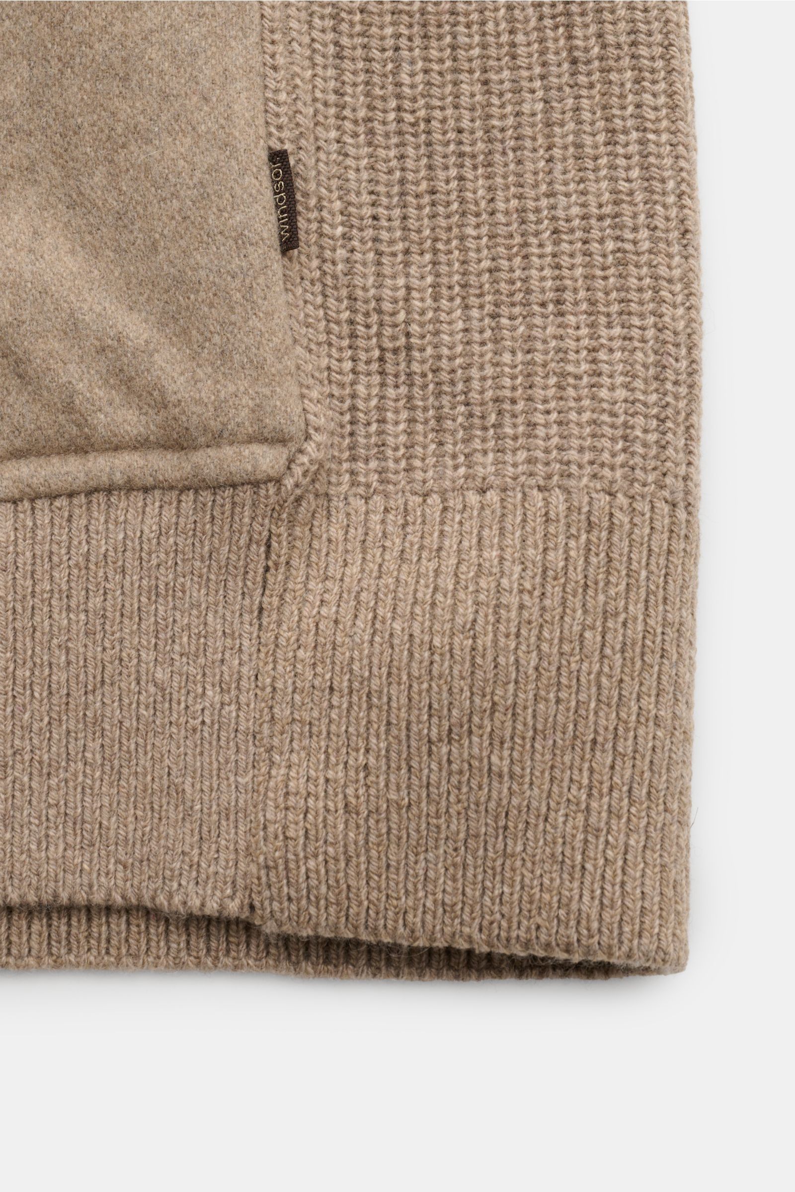 Detailaufnahme des beige Windsor Cashmere Strick-Blousons 'Ecosio' mit Rippstrick-Ärmel, wattierter Front und weichem Griff, von oben fotografiert.