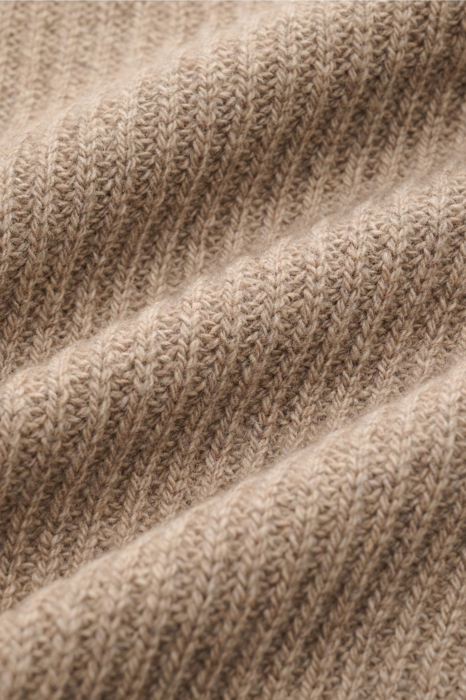 Windsor Cashmere Strick-Blouson 'Ecosio' beige in Nahaufnahme, weicher Rippstrick aus Cashmere mit wattierter Front, Detailfoto.