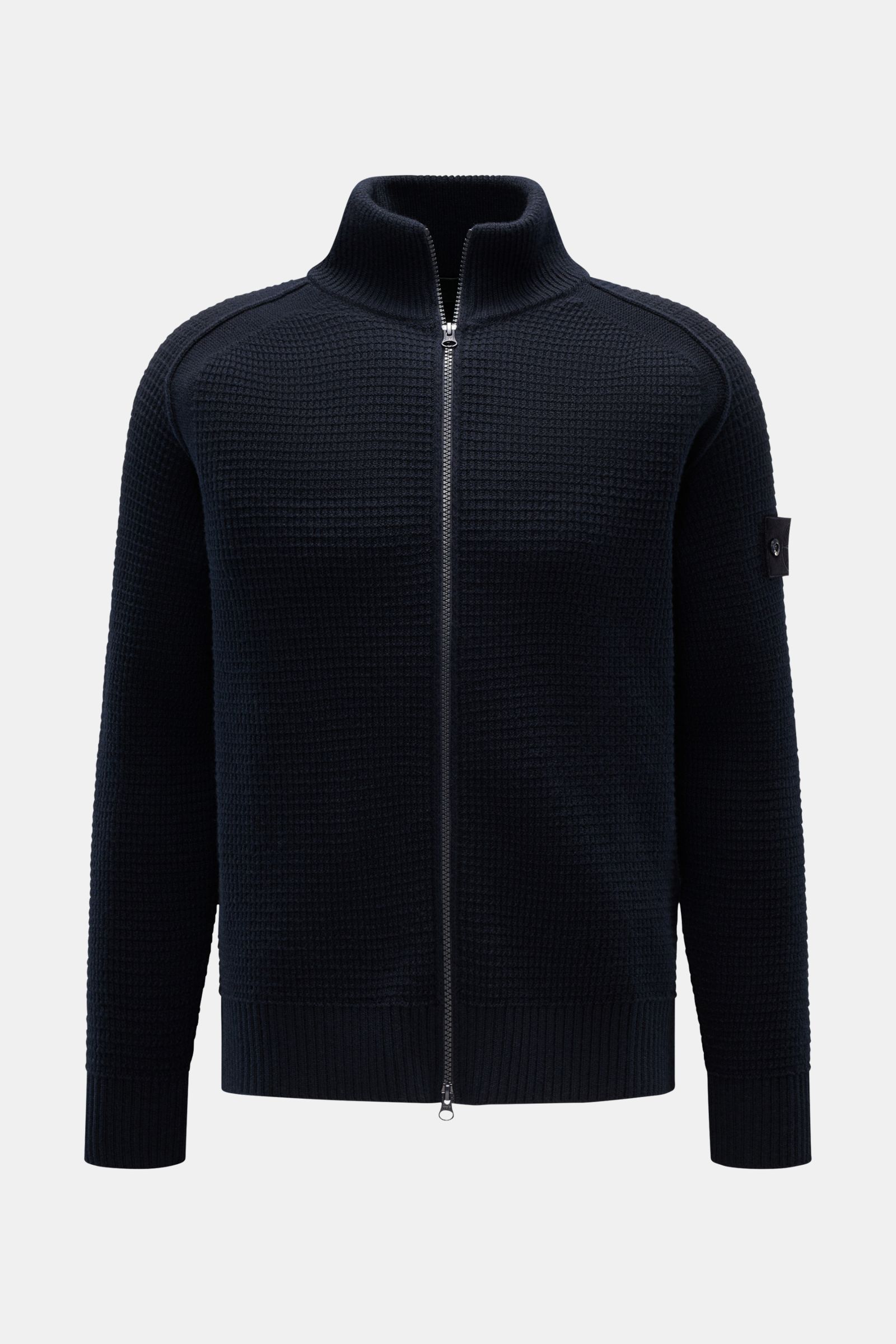 Stone Island Strickjacke 'Ghost Piece' navy, frontale Ansicht, strukturierter Griff, hochschließender Kragen, Zwei-Wege-Reißverschluss, tonales Kompass-Badge, reine Schurwolle