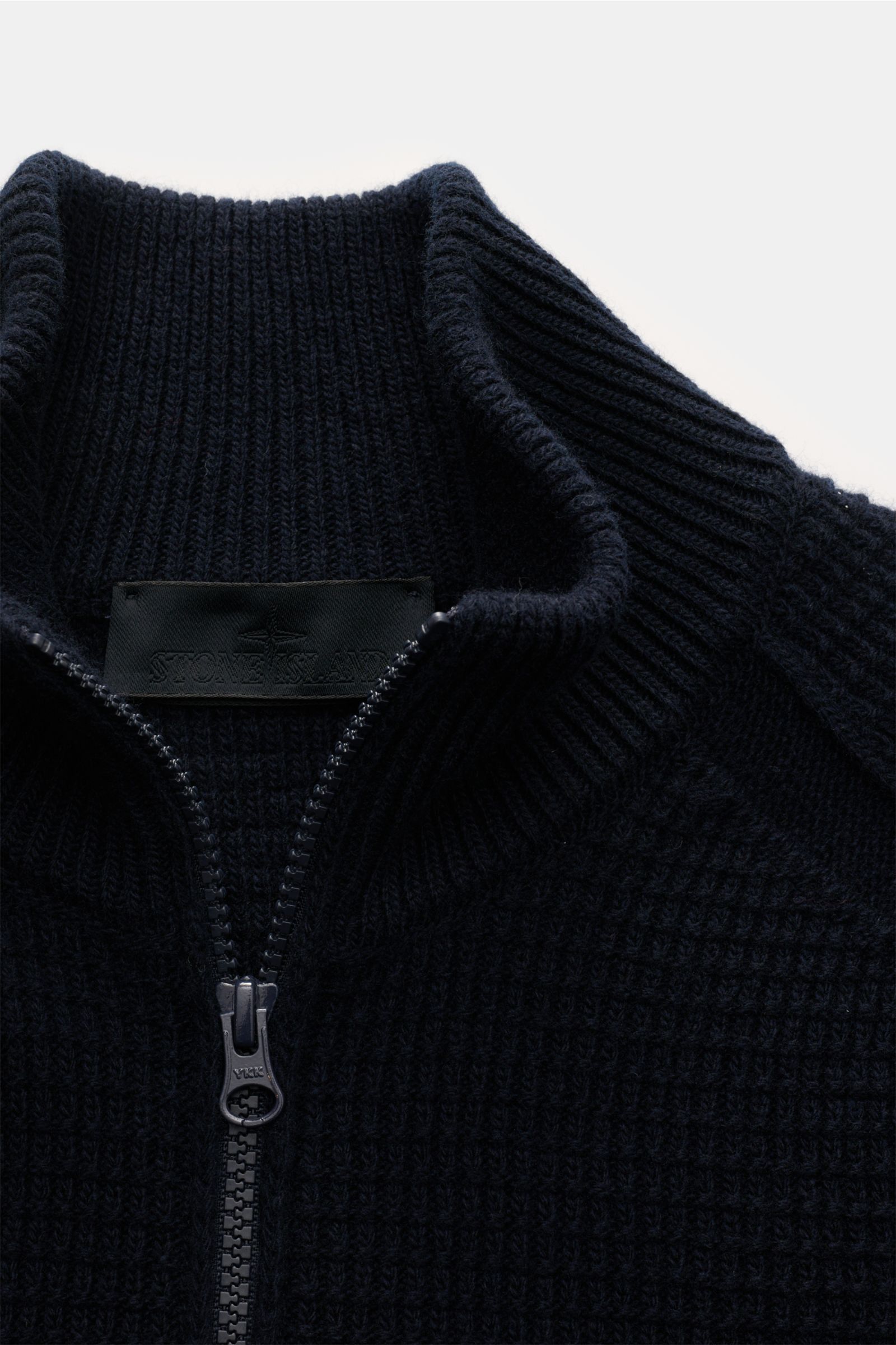 Stone Island Strickjacke 'Ghost Piece' navy, Nahaufnahme von oben, Strukturstrick, hochschließender Kragen, Zwei-Wege-Reißverschluss, reine Schurwolle, tonales Kompass-Badge, Regular Fit.