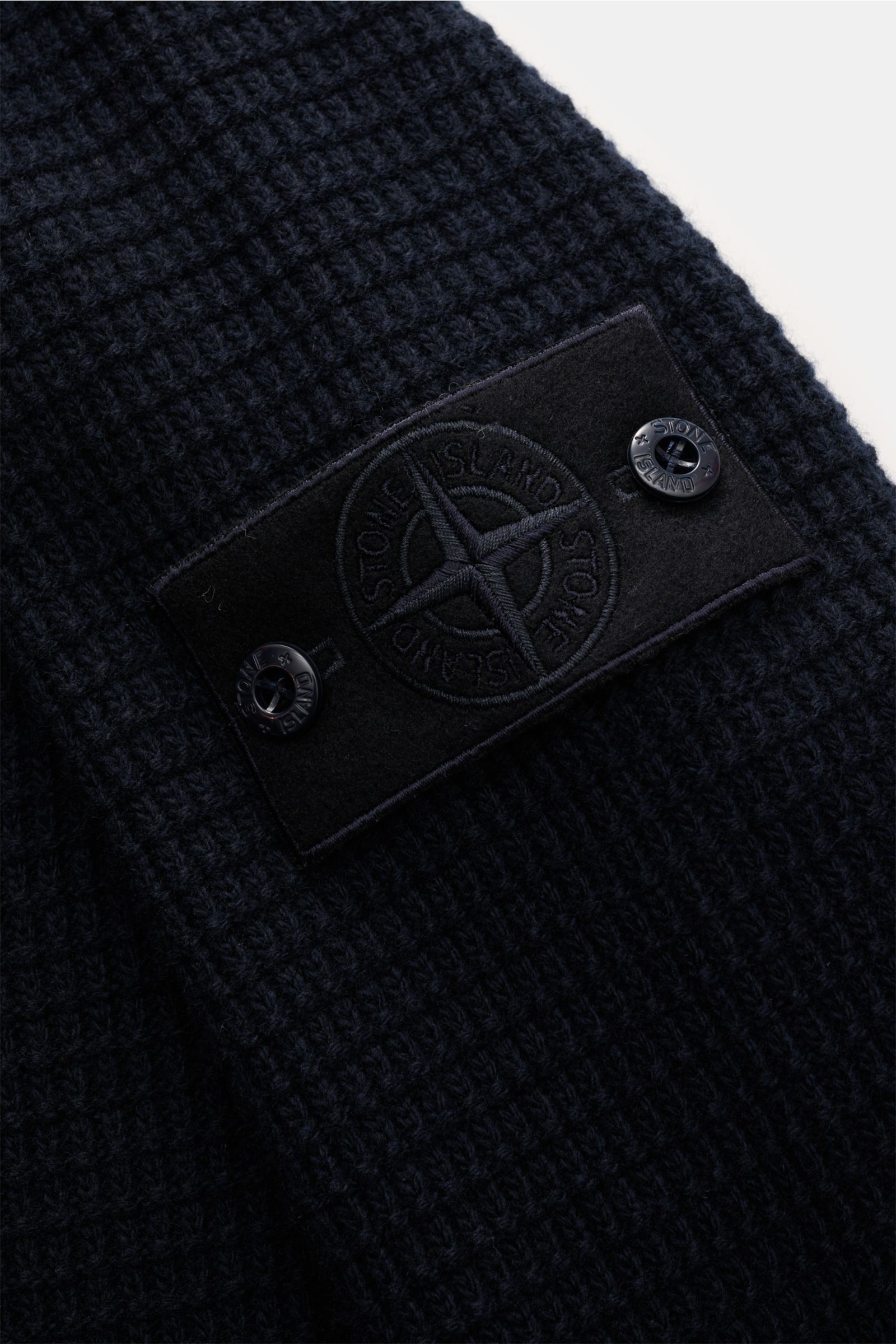 Stone Island Strickjacke 'Ghost Piece' navy Detailfoto des tonalen Kompass-Badges auf strukturierter, reiner Schurwolle aus der Ghost-Kollektion.