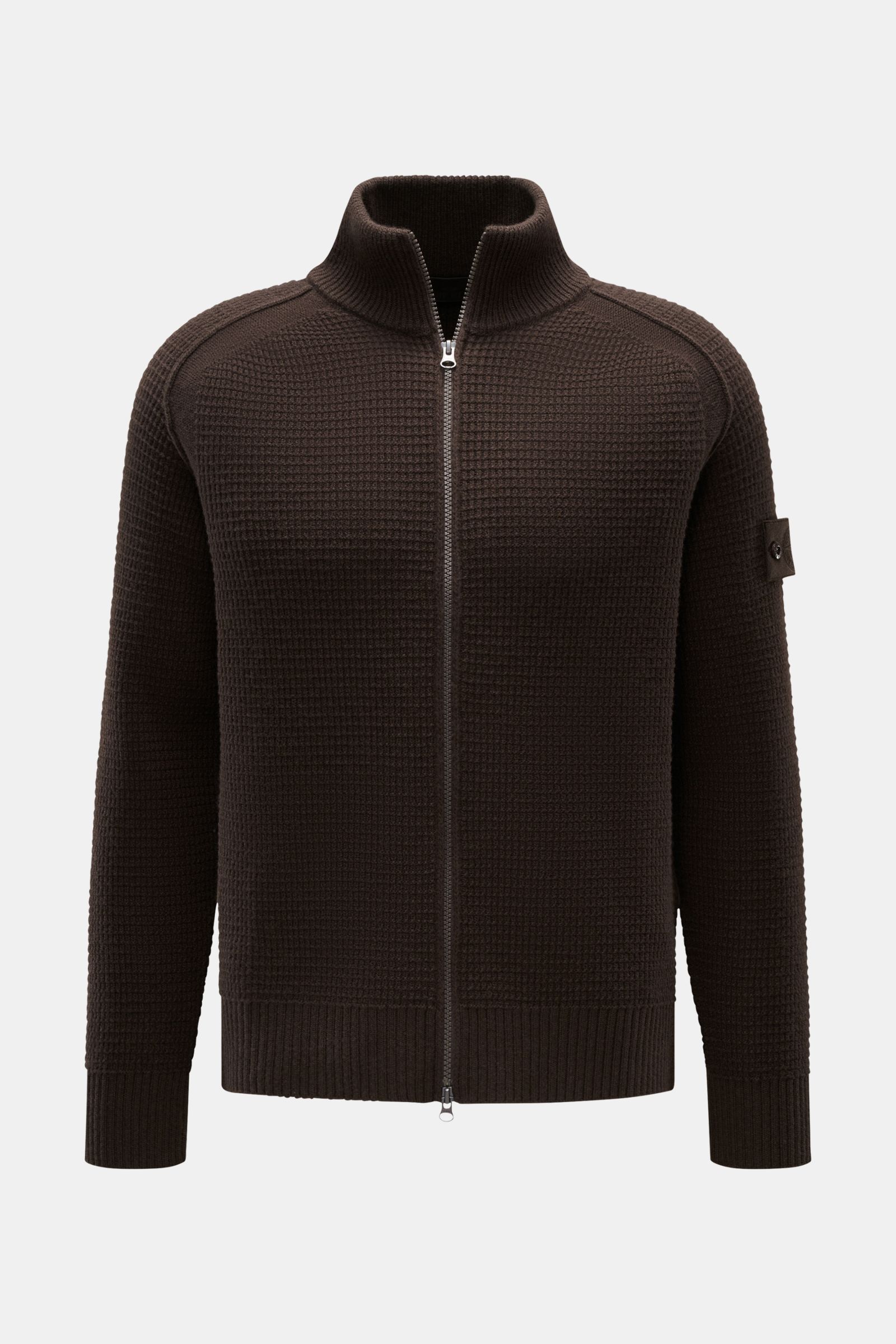 Stone Island Strickjacke 'Ghost Piece' dunkelbraun, aus reiner Schurwolle mit Strukturstrick, tonalem Kompass-Badge, Raglanärmel, Zwei-Wege-Reißverschluss, Frontansicht.