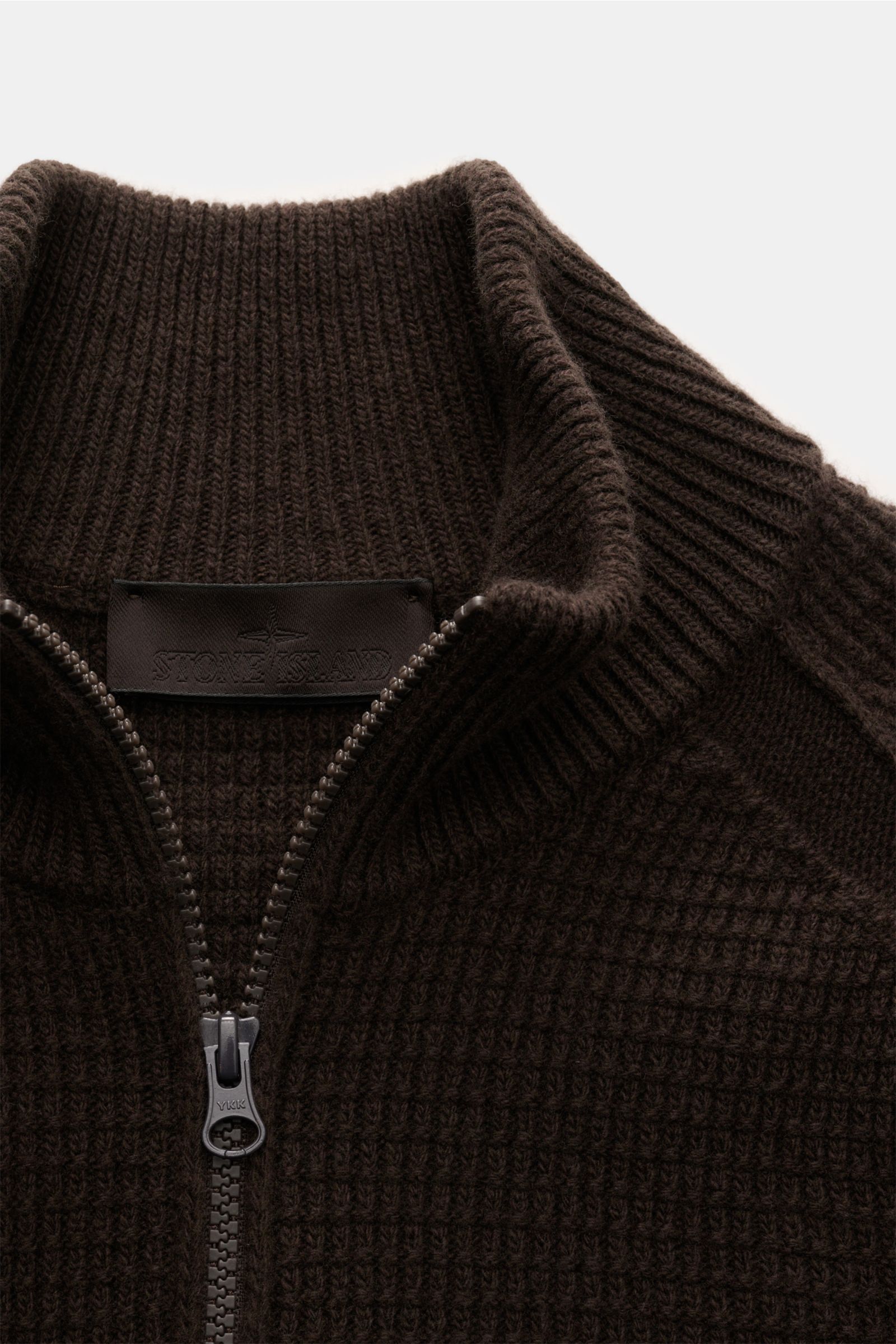 Stone Island Strickjacke 'Ghost Piece' dunkelbraun, frontale Nahaufnahme, Strukturstrick aus reiner Schurwolle mit tonalem Kompass-Badge.