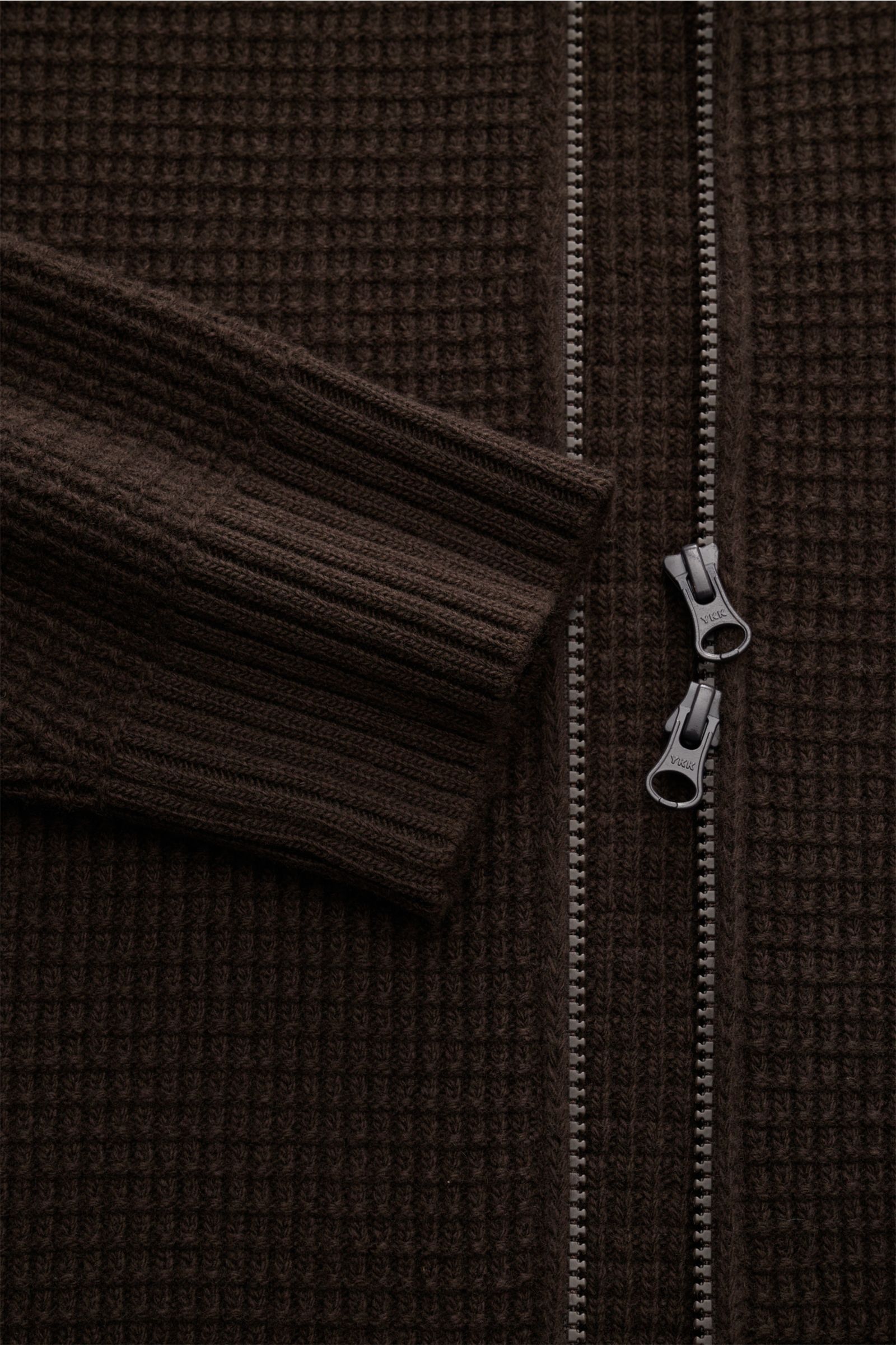 Stone Island Strickjacke 'Ghost Piece' dunkelbraun, Nahaufnahme von Ärmel und Reißverschluss, Strukturstrick aus reiner Schurwolle.