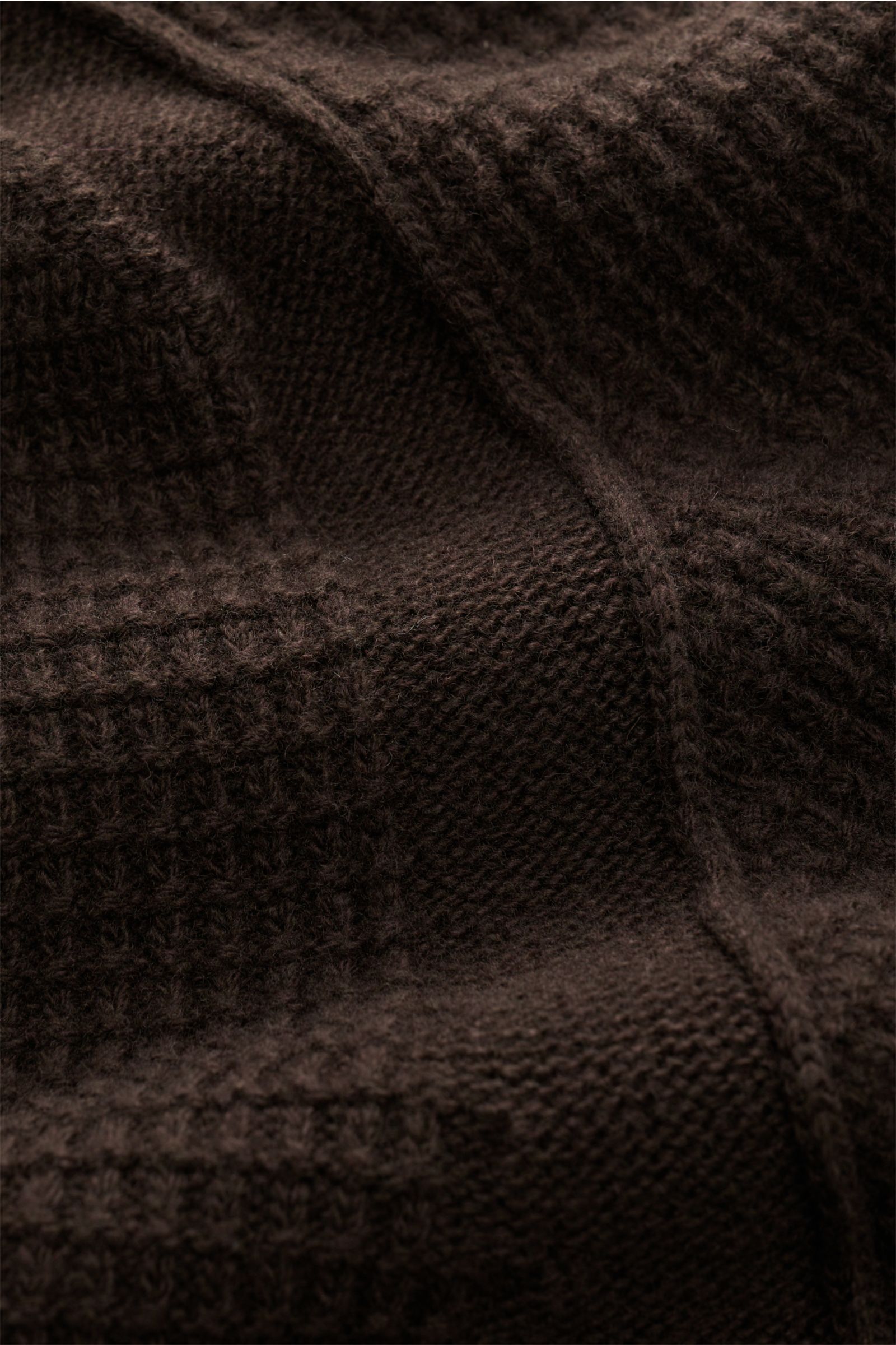 Nahaufnahme der Stone Island Strickjacke 'Ghost Piece' dunkelbraun, detailreicher Strukturstrick aus reiner Schurwolle mit tonalem Kompass-Badge.