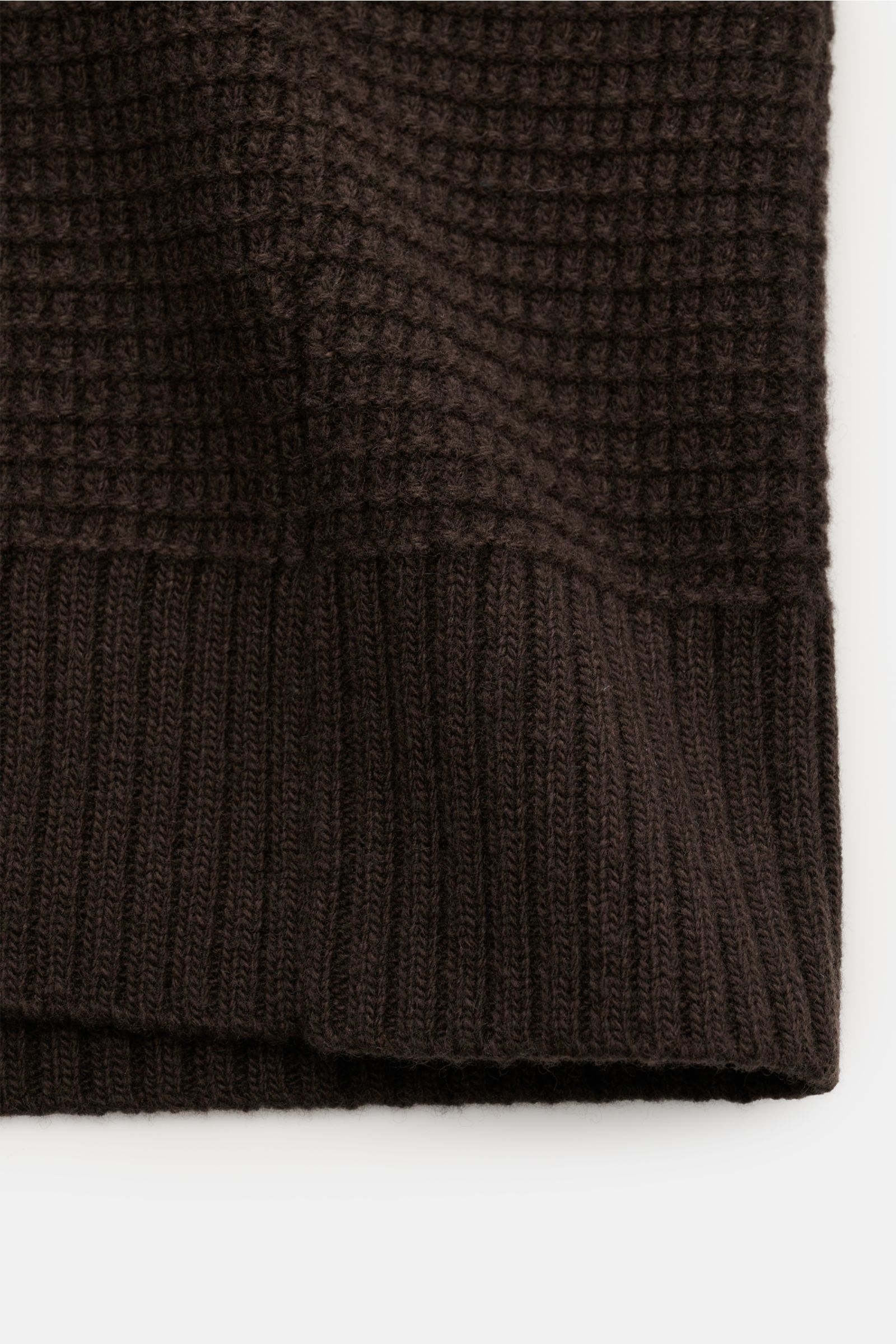 Nahaufnahme der Stone Island Strickjacke 'Ghost Piece' dunkelbraun, Ansicht des strukturierten Strickmusters und flexiblen Rippbündchens.