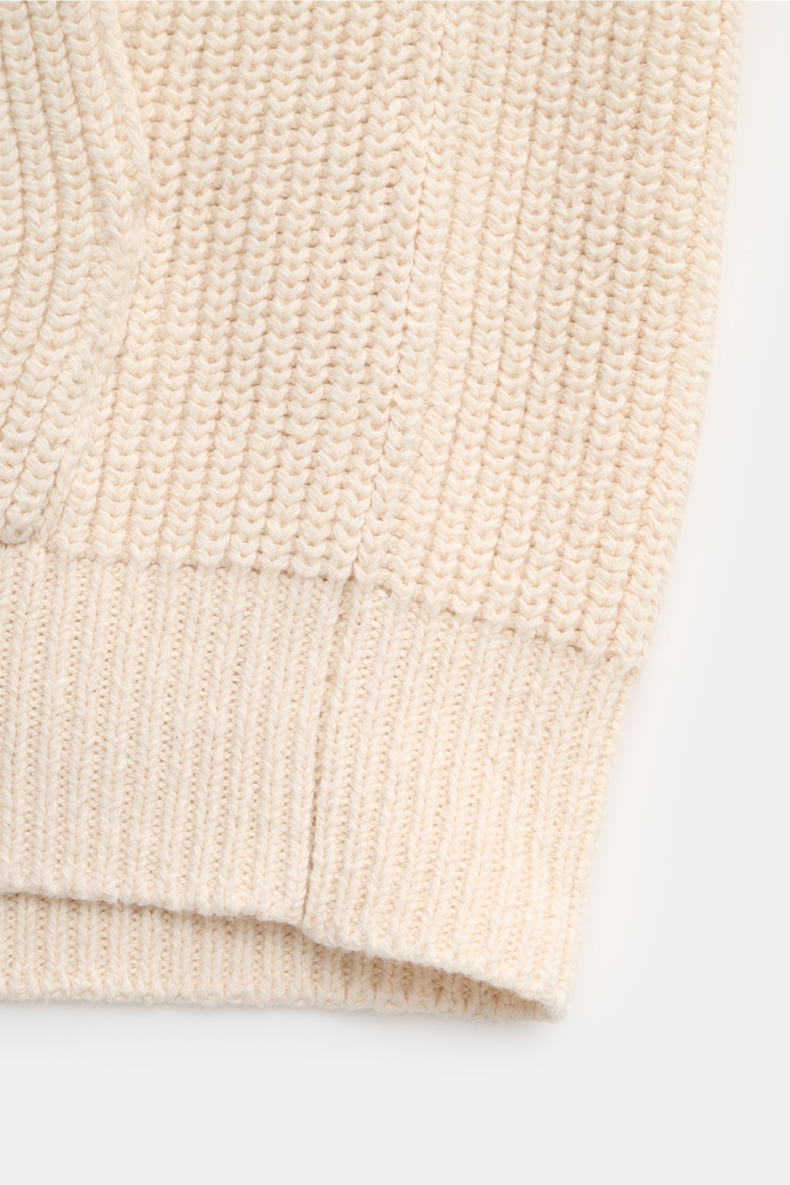 Close-up front view of Stone Island Strickjacke 'Raw Beauty' creme showcasing patent cotton knit, rib cuffs, and textured slim fit design.

Description:  
Ein Essential für moderne Casual-Looks: Diese Strickjacke von STONE ISLAND überzeugt mit markante