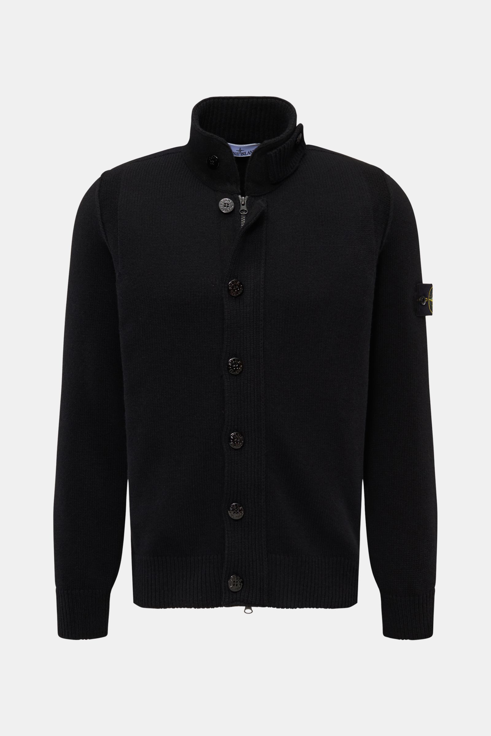Stone Island Strickjacke 'Lambswool' schwarz shown front-facing, slim fit knit cardigan with zip, embossed buttons, felt details, compass badge.  
Stylishes Essential für die kalte Jahreszeit: Diese legere Strickjacke von STONE ISLAND aus wärmendem Wol