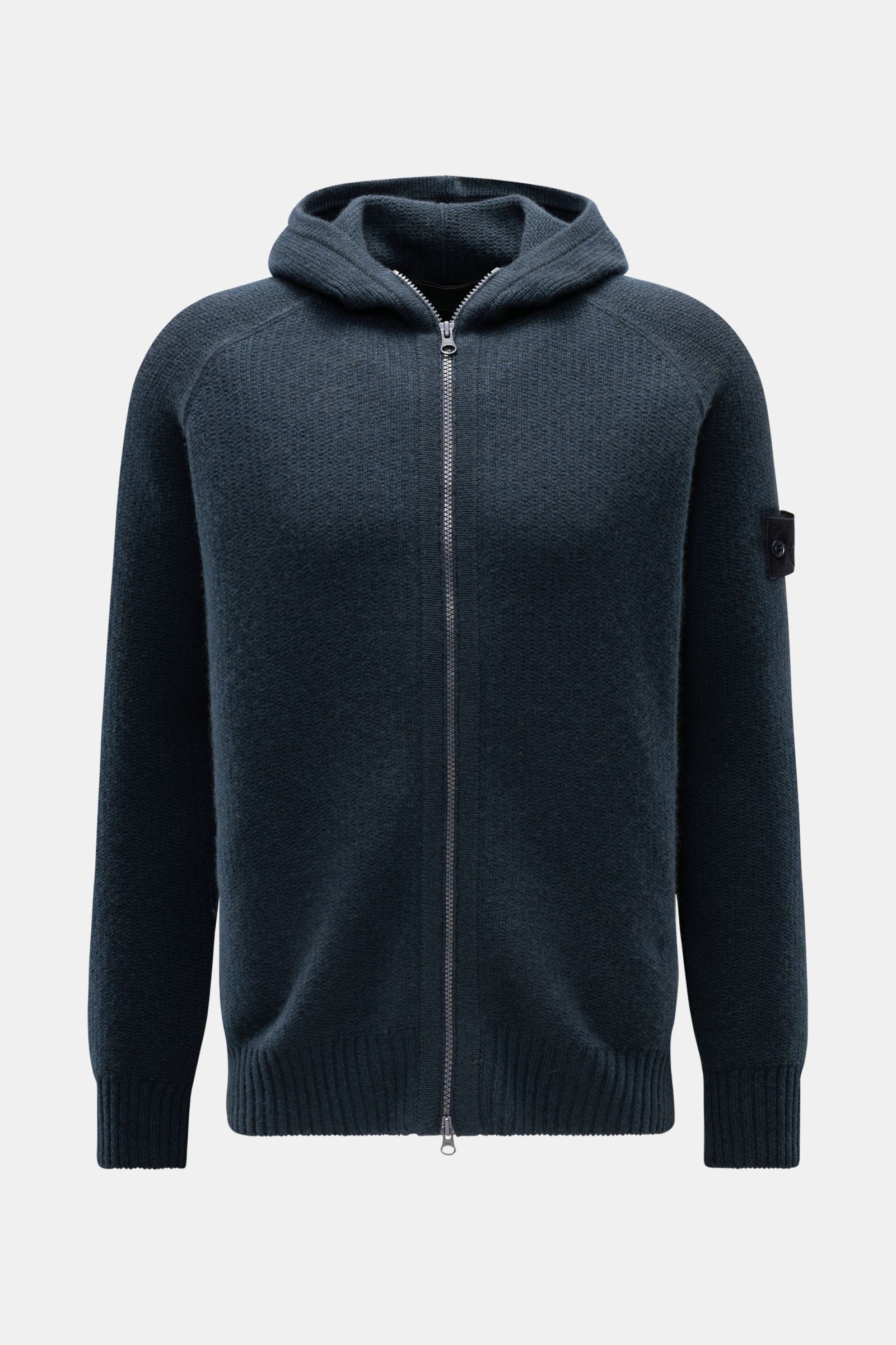 Stone Island Cashmere Strickjacke 'Ghost Piece' navy, frontale Ansicht, Kapuze, zwei-Wege-Zipper, Raglan-Ärmel, weiches, mittelfeines Strickbild, tonales Kompass-Badge, Overlock-Nähte, Regular Fit, flexible Rippbündchen.
