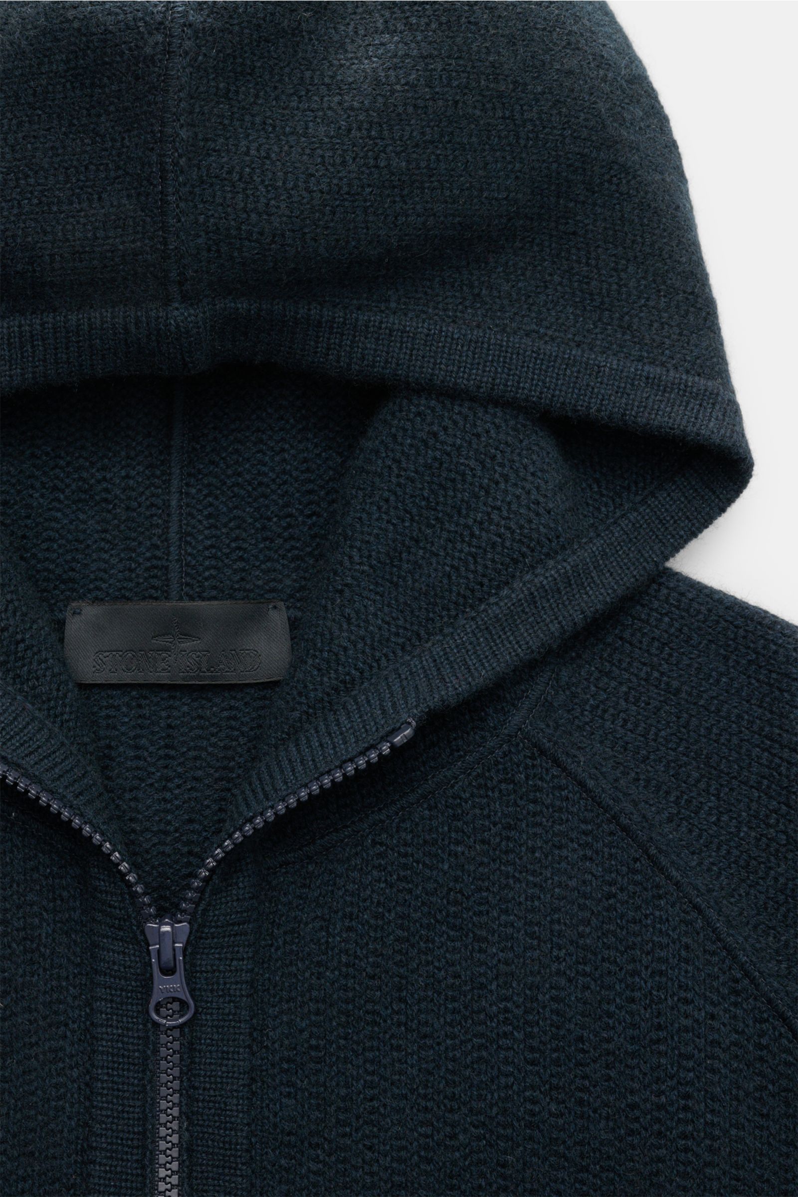 Stone Island Cashmere Strickjacke 'Ghost Piece' navy aus reiner Wolle, Kapuze, Zwei-Wege-Zipper, Raglan-Ärmel, Overlock-Nähte, Frontansicht.