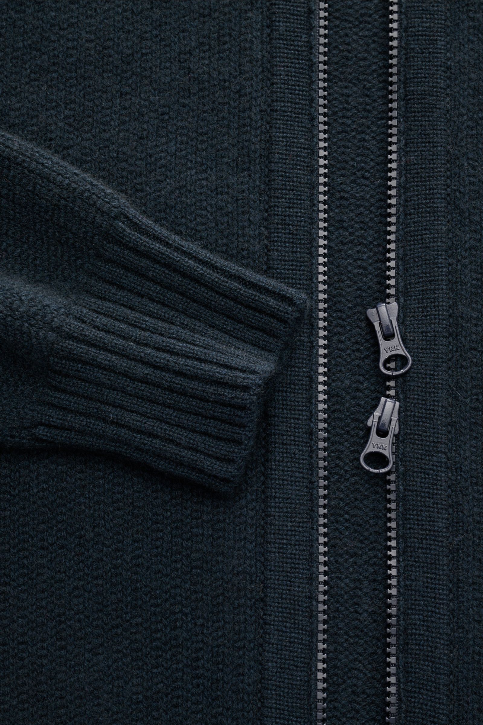 Nahaufnahme von Stone Island Cashmere Strickjacke 'Ghost Piece' navy mit Kapuze, Rippbündchen, Raglan-Ärmeln und robustem Zwei-Wege-Zipper.