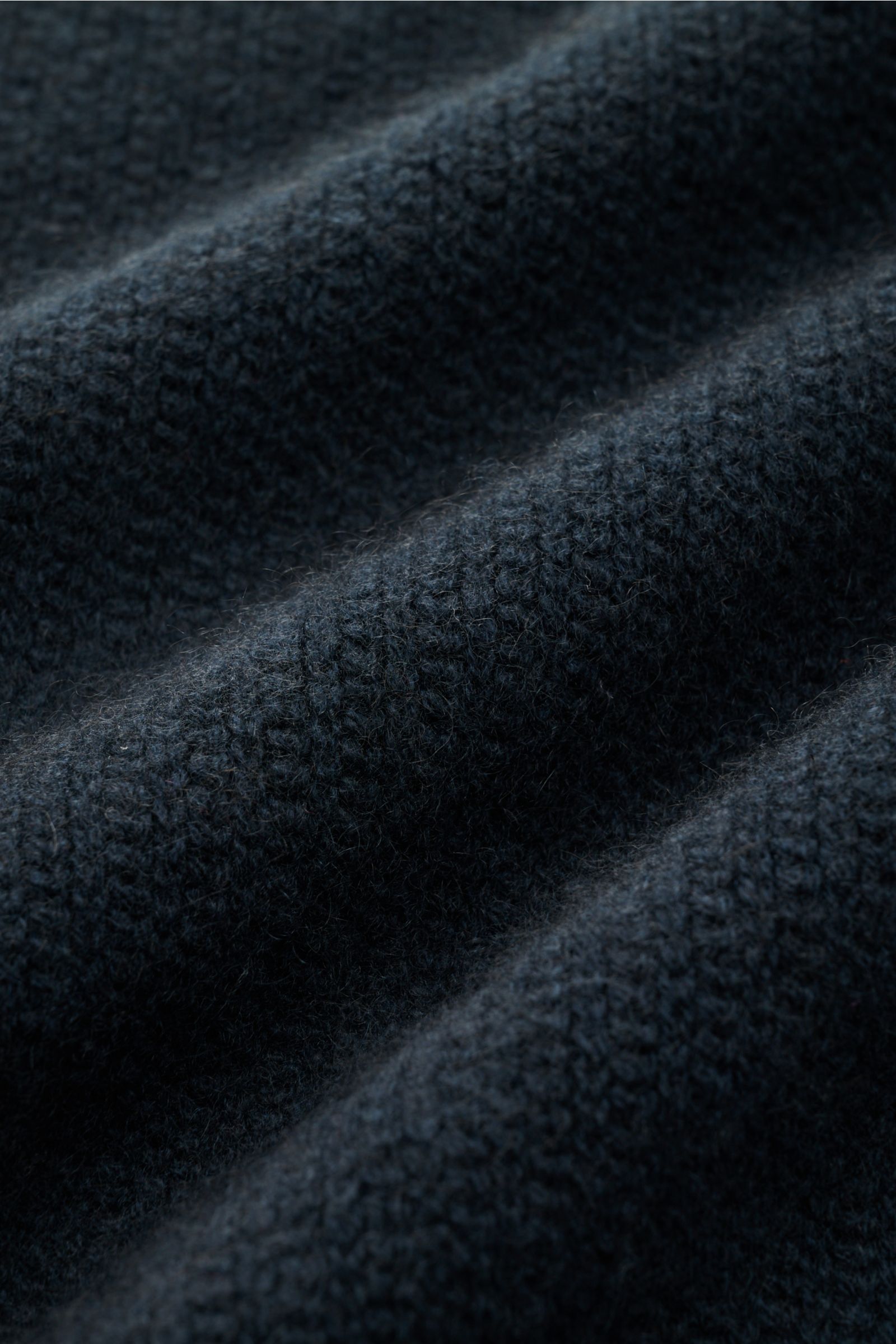 Nahaufnahme der Struktur der Stone Island Cashmere Strickjacke 'Ghost Piece' navy, monochromes, mittelfeines Strickbild, sehr weicher Griff.