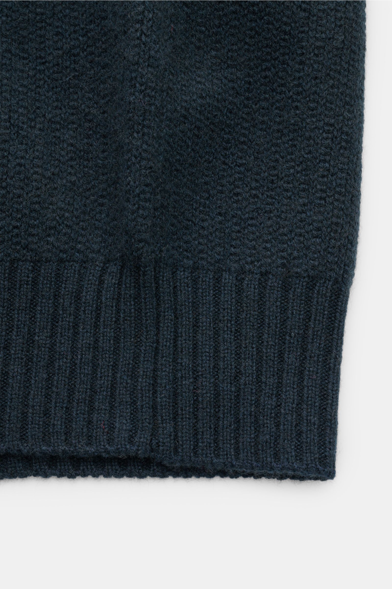 Stone Island Cashmere Strickjacke 'Ghost Piece' navy, Detailaufnahme des mittelfeinen Strickbilds und flexibler Rippbündchen aus reinem Cashmere.