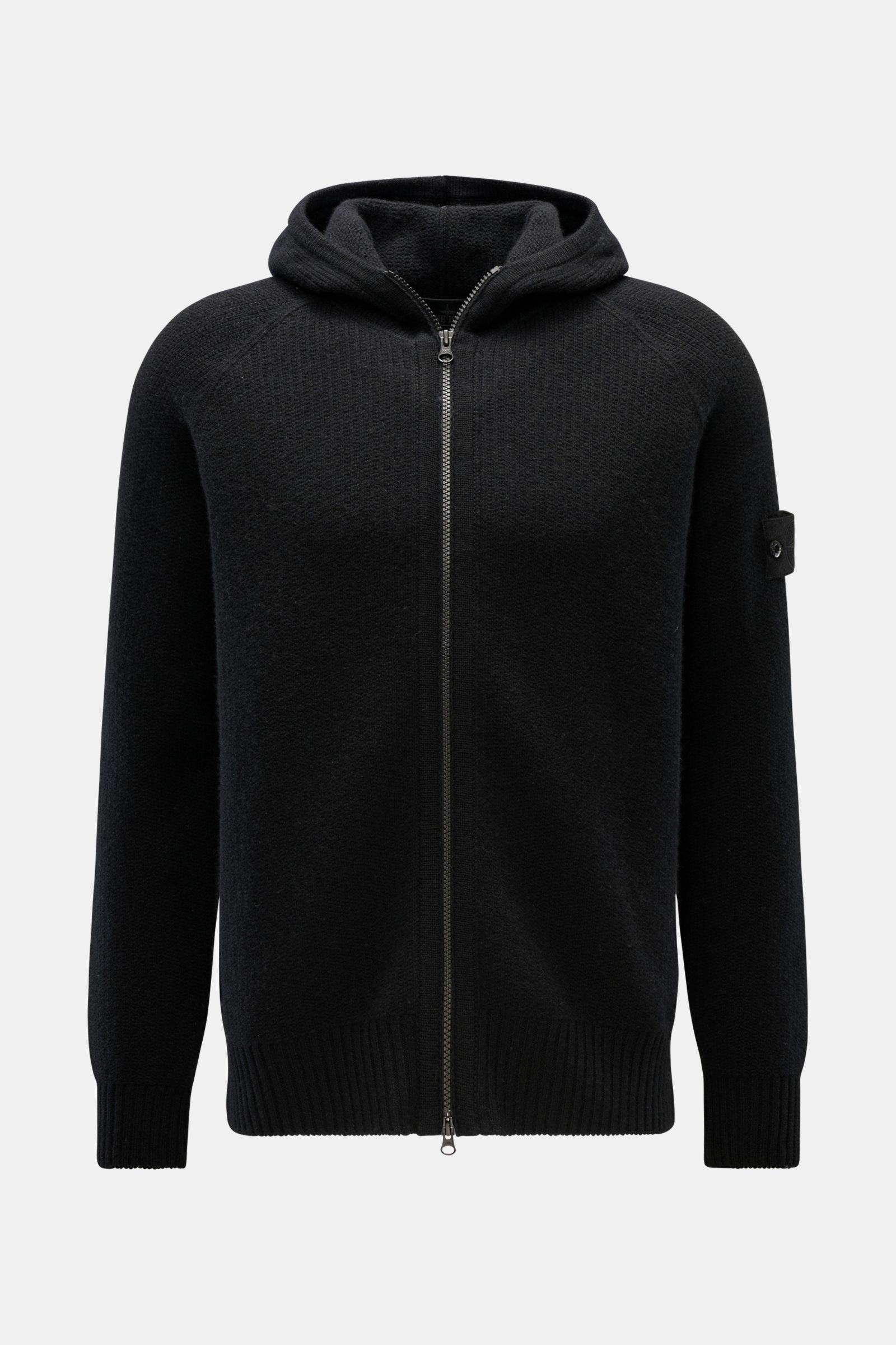 Stone Island Cashmere Strickjacke 'Ghost Piece' schwarz, frontale Nahaufnahme, Kapuze, Zwei-Wege-Zipper, Raglan-Ärmel, tonales Kompass-Badge, reiner Cashmere, weicher Griff, mittelfeines Strickbild, markante Overlock-Nähte, Regular Fit, flexible Rippbündc
