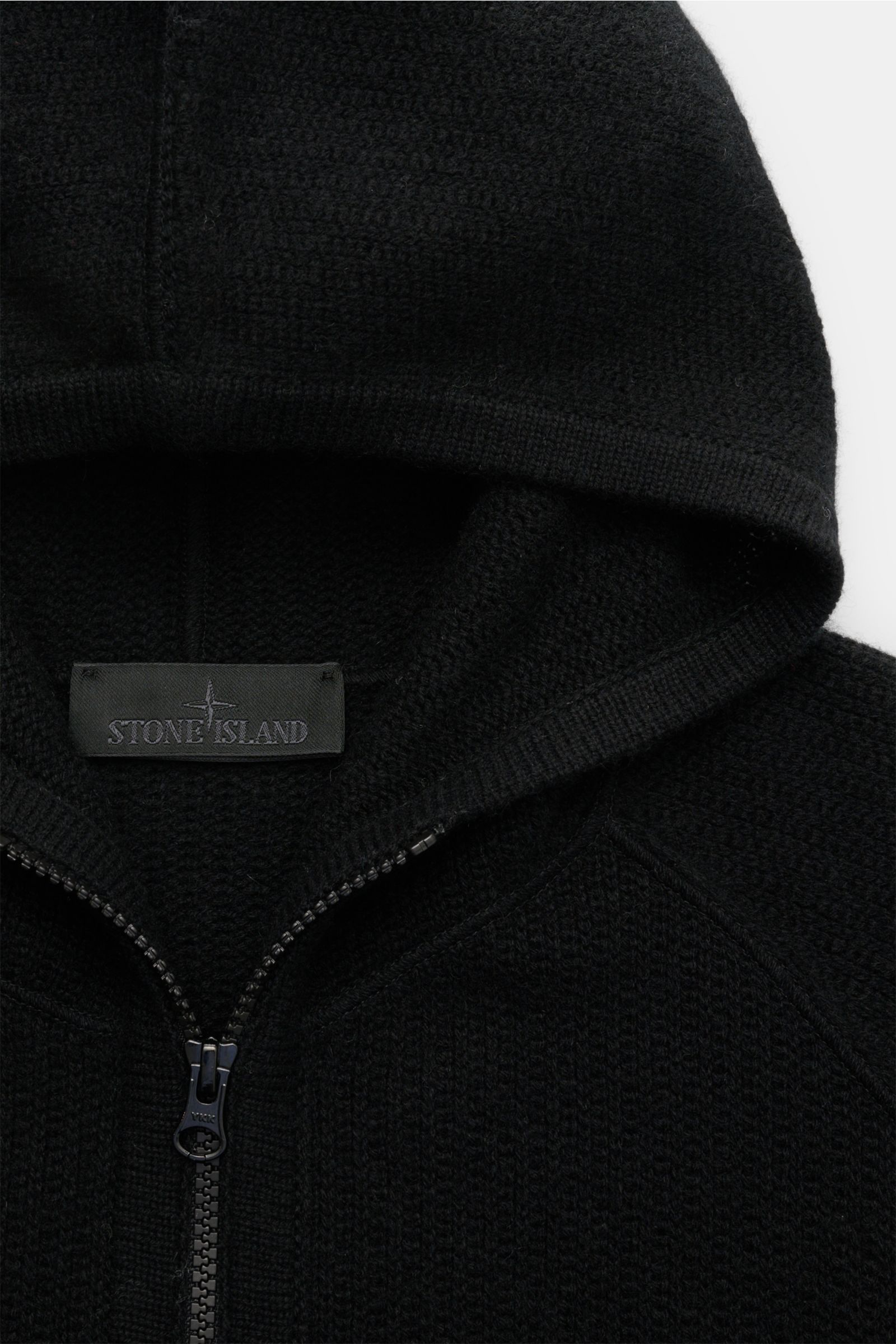 Stone Island Cashmere Strickjacke 'Ghost Piece' schwarz, Kapuze, mittelfeines Strickbild, Overlock-Nähte, Zwei-Wege-Zipper, Raglan-Ärmel, Frontansicht.