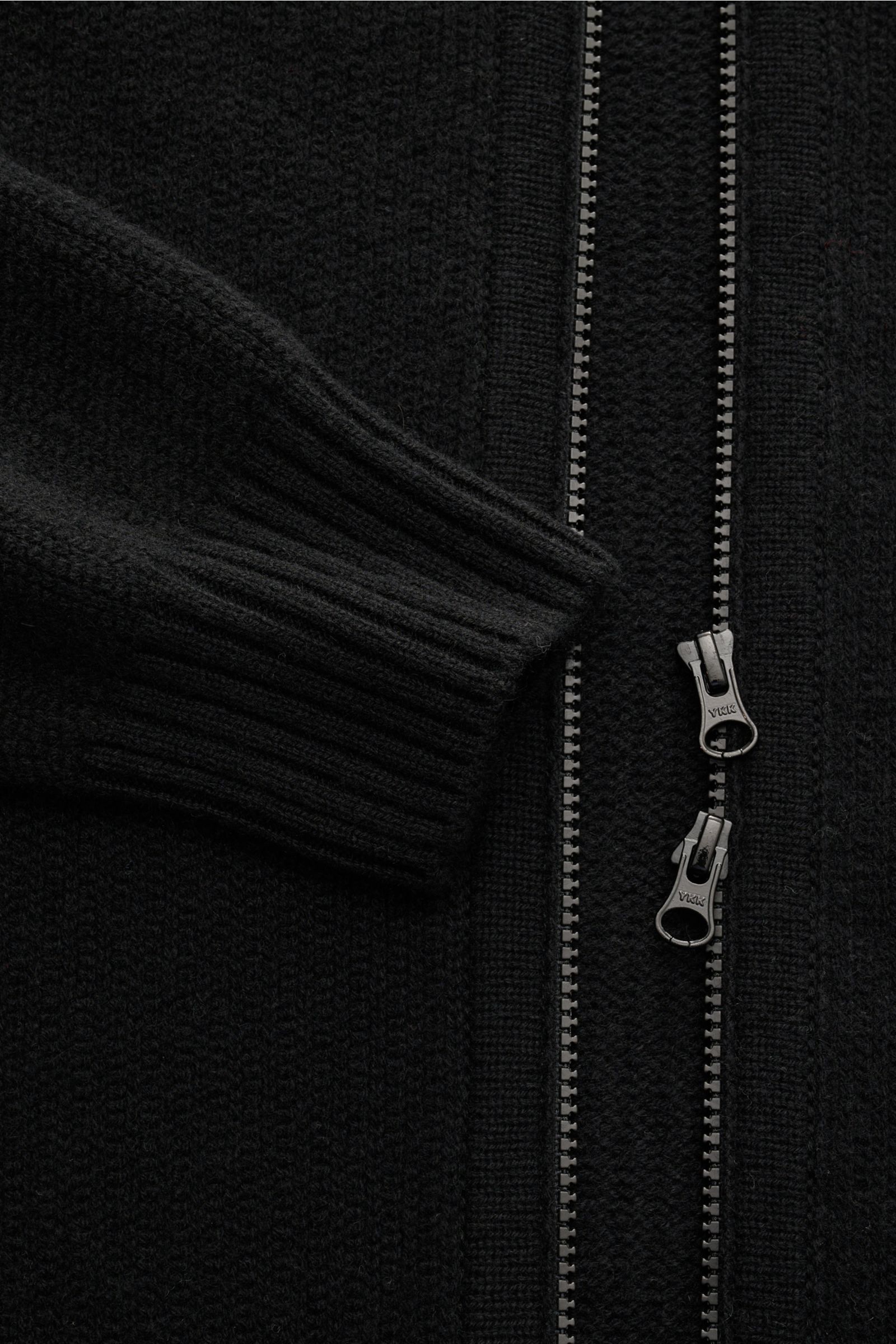 Stone Island Cashmere Strickjacke 'Ghost Piece' schwarz, Nahaufnahme von Kapuze, zwei Wege Reißverschluss, mittelfeinem Strickbild, weichem Griff.