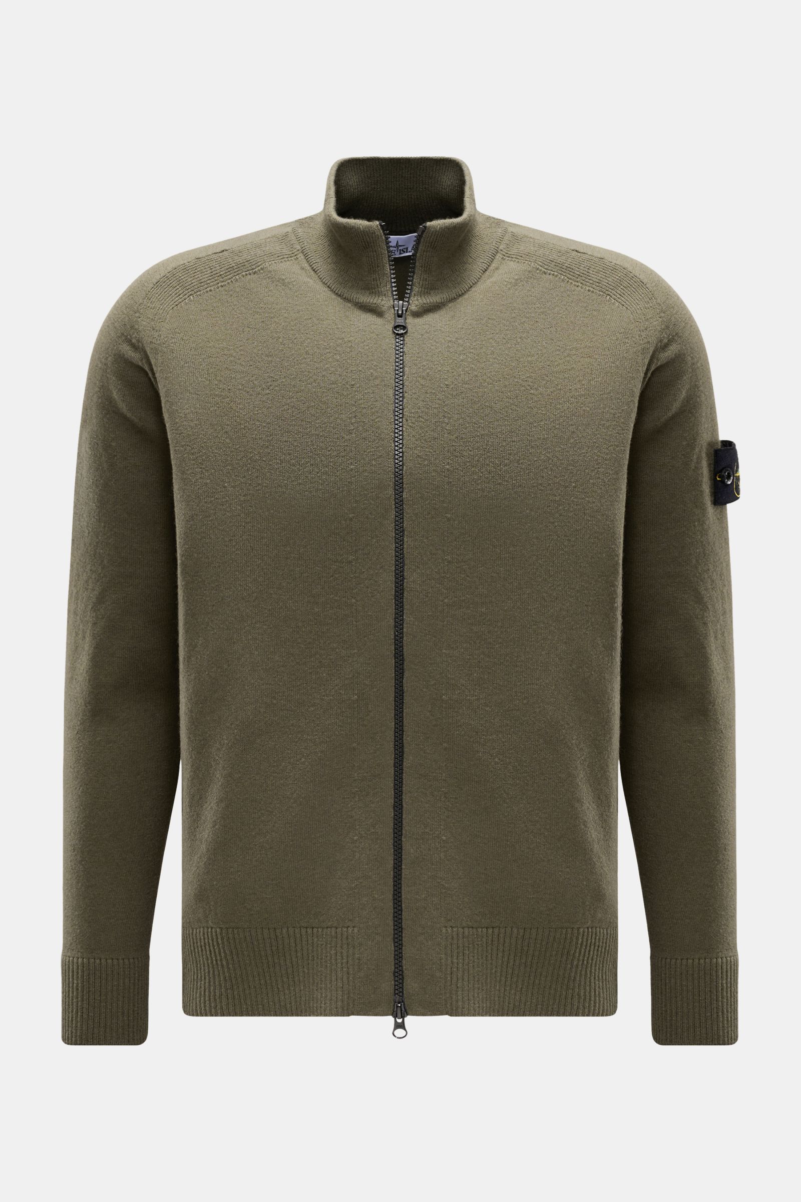 Stone Island Strickjacke oliv aus zertifizierter Geelong-Schurwolle, Slim Fit mit Stehkragen, Zwei-Wege-Reißverschluss, Kompass-Badge, Raglanärmel, Rippbündchen, frontal fotografiert.