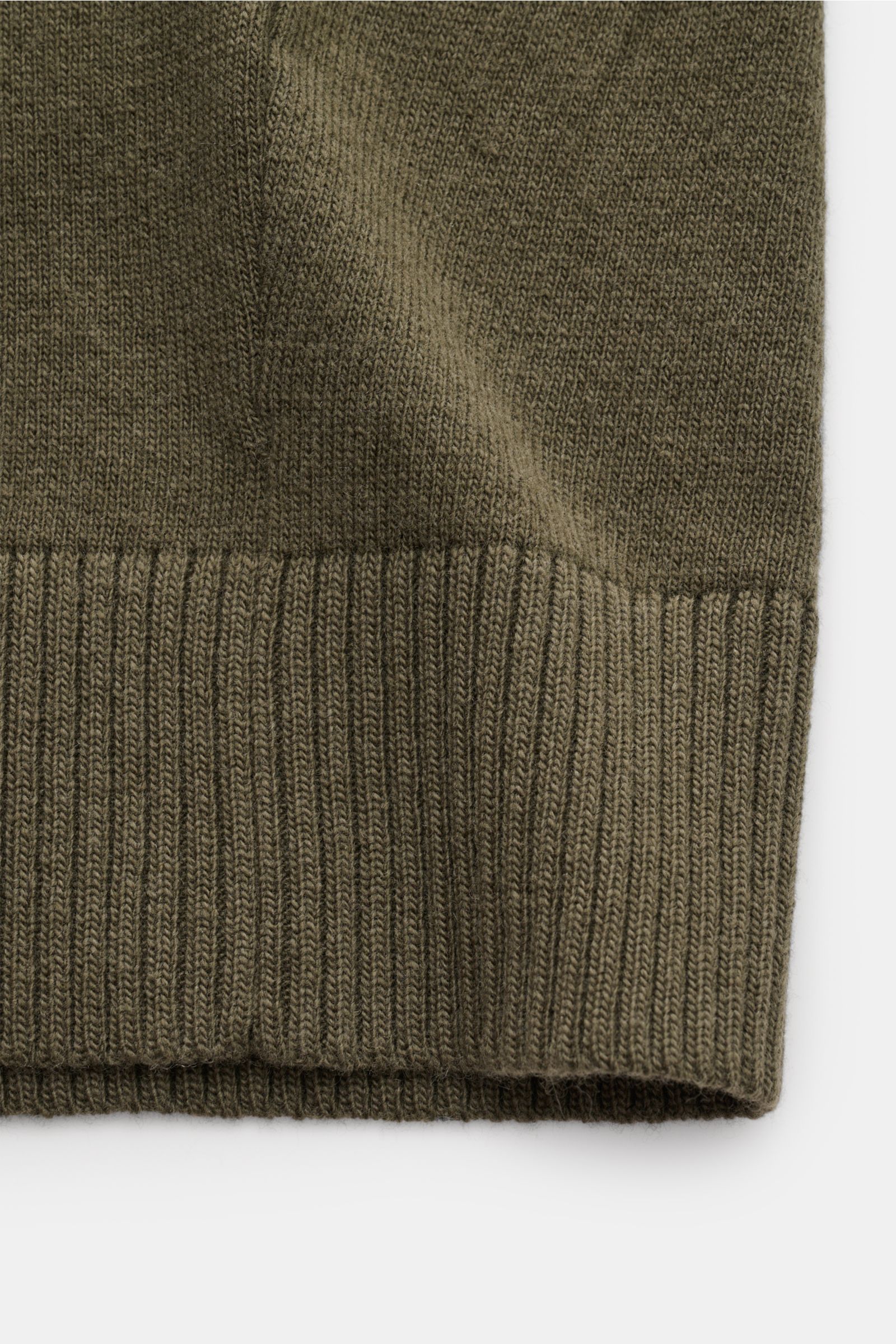 Stone Island Strickjacke oliv, Detailaufnahme des unteren Ärmels mit Rippbündchen, feine Jersey-Qualität aus zertifizierter Geelong-Schurwolle.