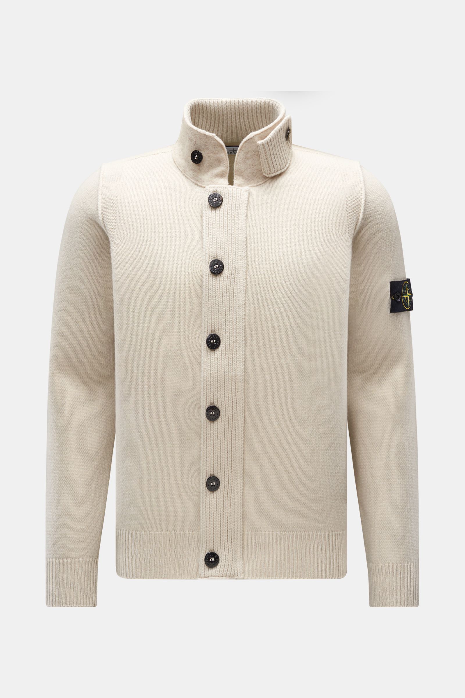 Stone Island Strickjacke 'Lambswool' sand, frontale Ansicht, mittelfeiner Wollmix mit Linksstrick, Knöpfen, Stehkragen, Kompass-Badge am Arm.