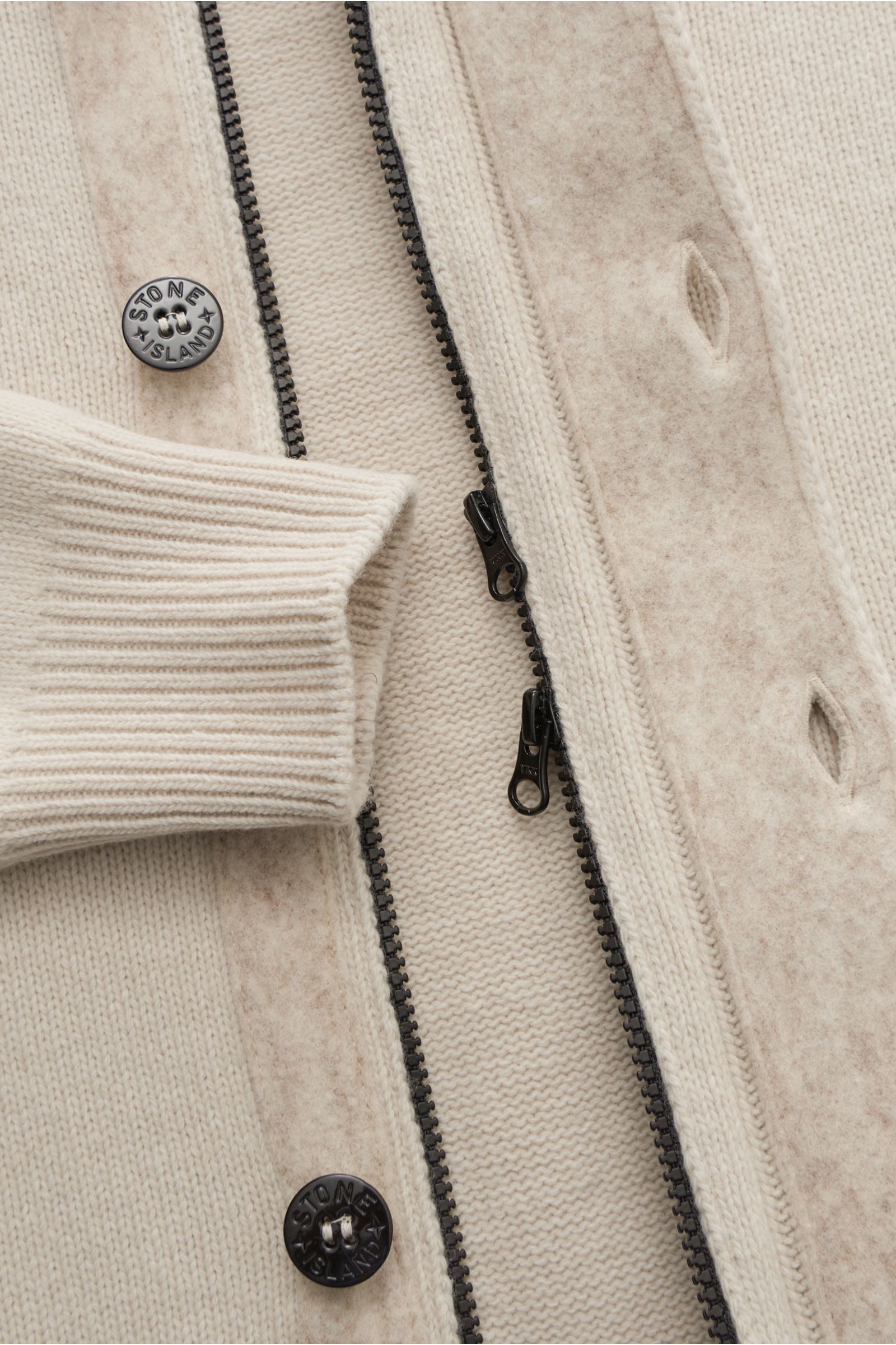 Nahaufnahme der Stone Island Strickjacke 'Lambswool' sand mit Linksstrick, Filz-Details, geprägten Knöpfen und zwei-Wege-Zipper.