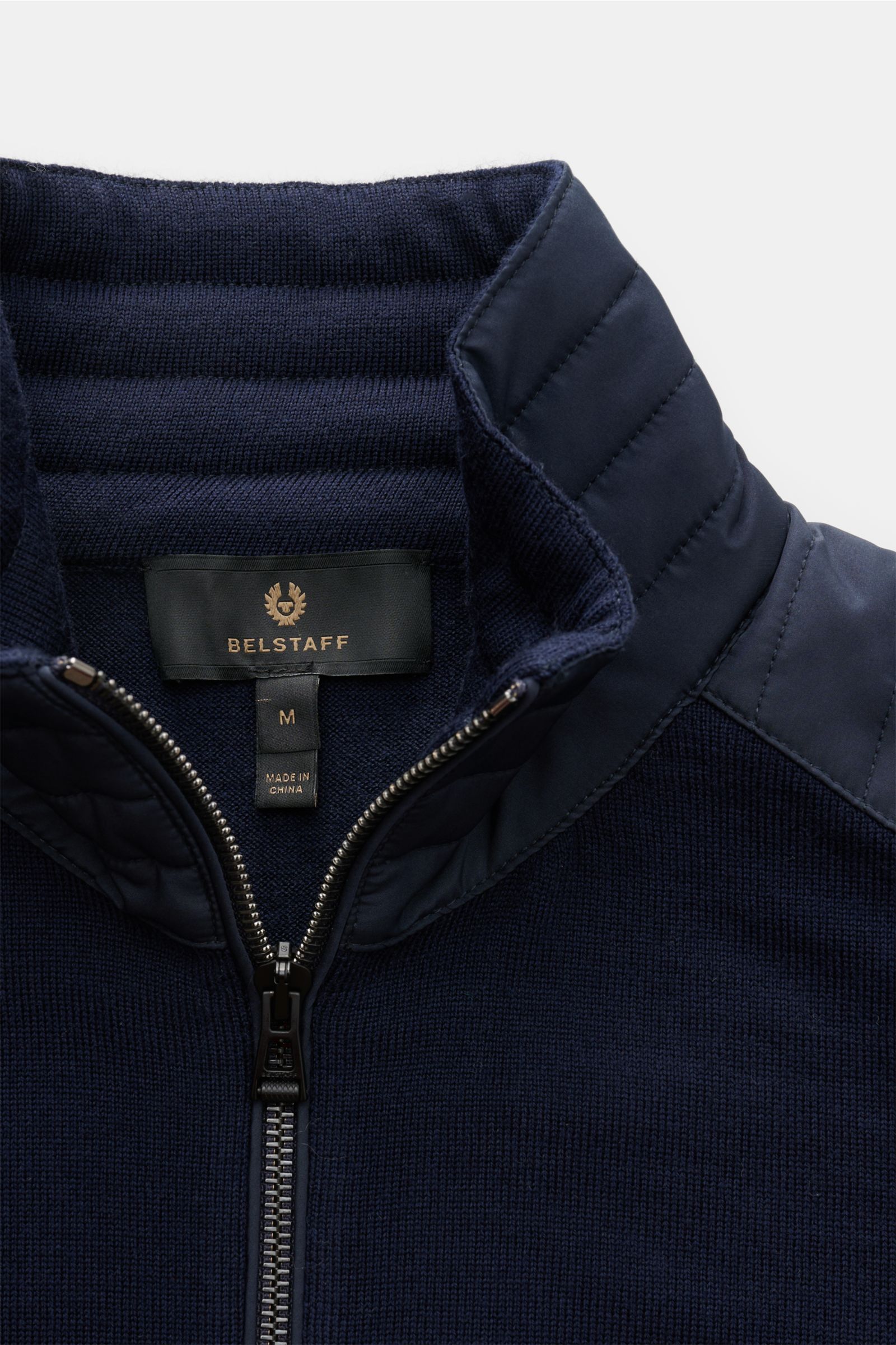 Belstaff Strickjacke 'Kelby' navy, Detailansicht von oben, reine Wolle, Steppungen an Schultern/Kragen, Zwei-Wege-Reißverschluss.