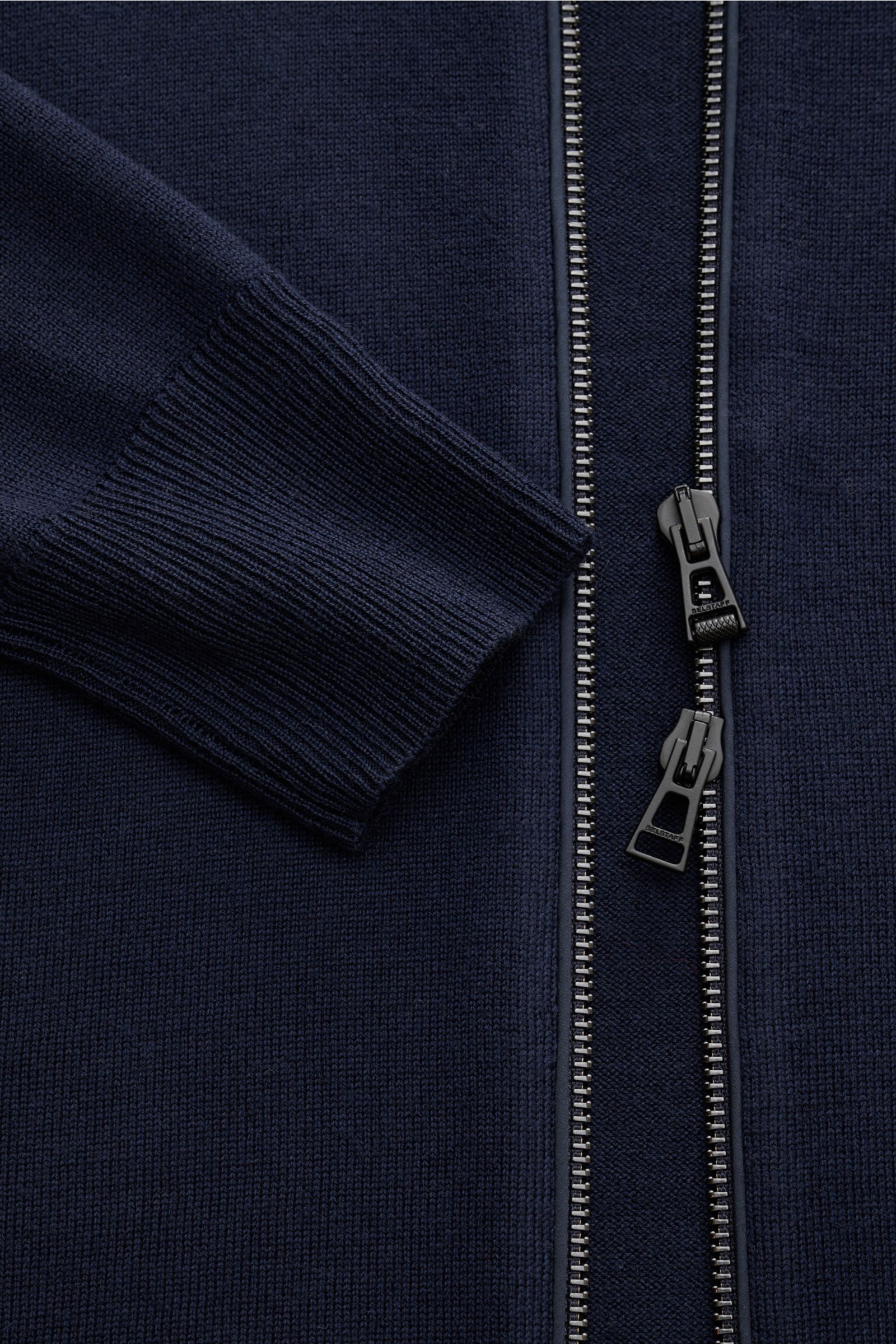 Belstaff Strickjacke 'Kelby' navy, Detailaufnahme von Ärmel und Zwei-Wege-Reißverschluss, reine Wolle, feines Strickbild, Slim Fit, Steppdetails.