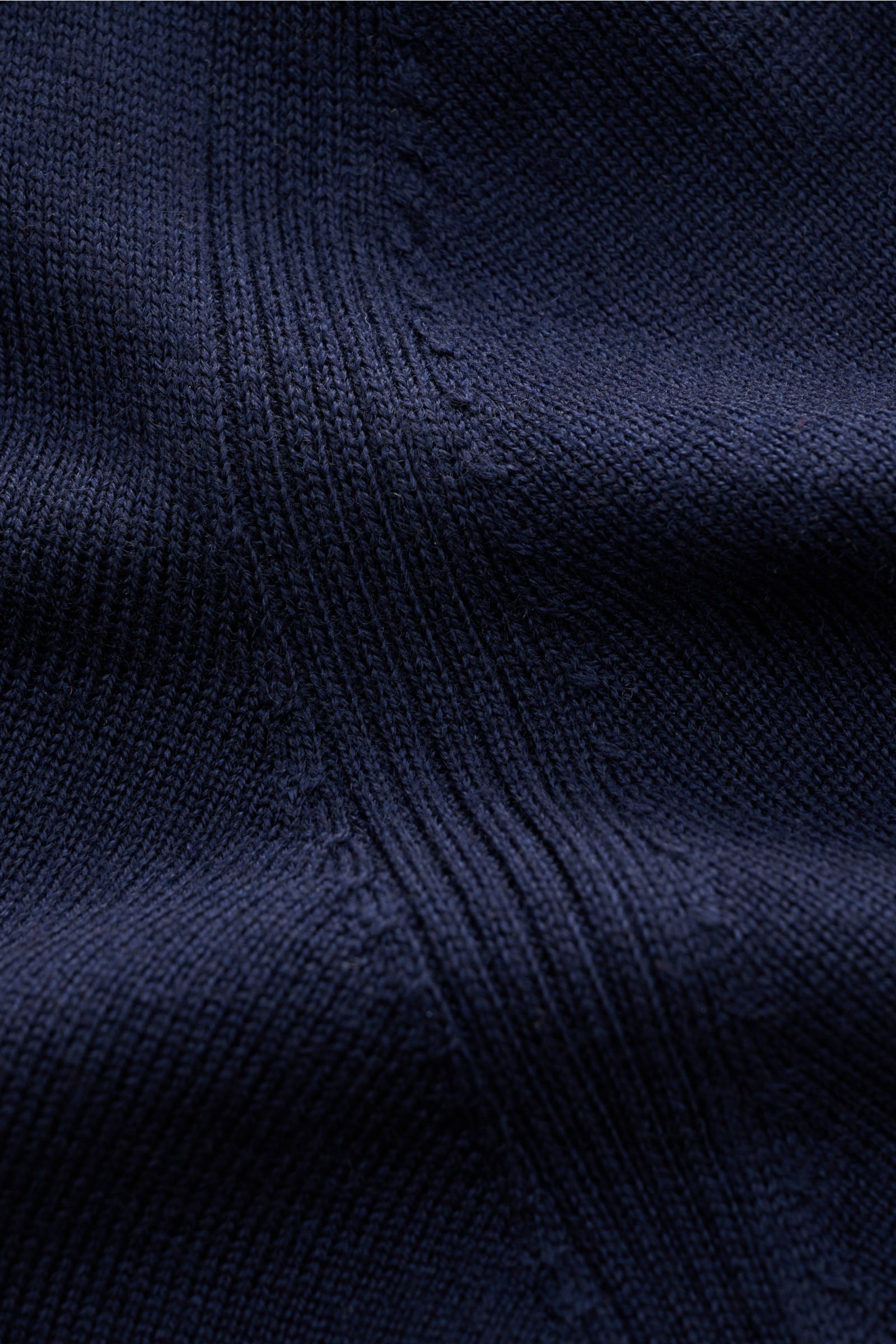 Alt-Tag (124 Zeichen):
Nahaufnahme der feinen Strickstruktur der Belstaff Strickjacke 'Kelby' navy aus reiner Wolle mit Steppdetails und Kontraststrick.